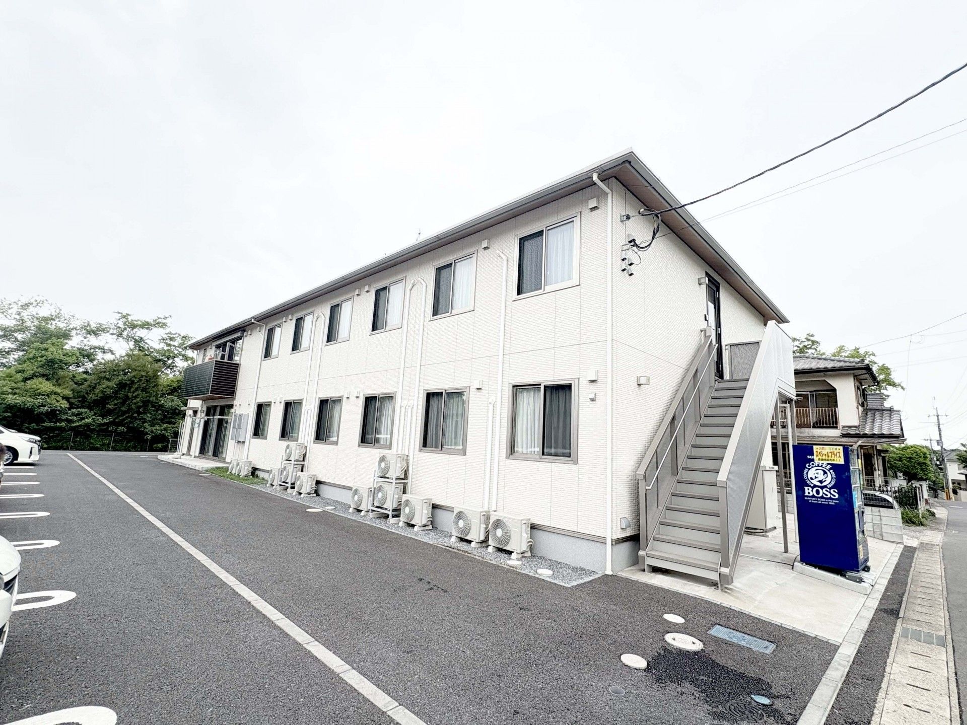 駐車場と建物の外観