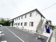 駐車場と建物の外観