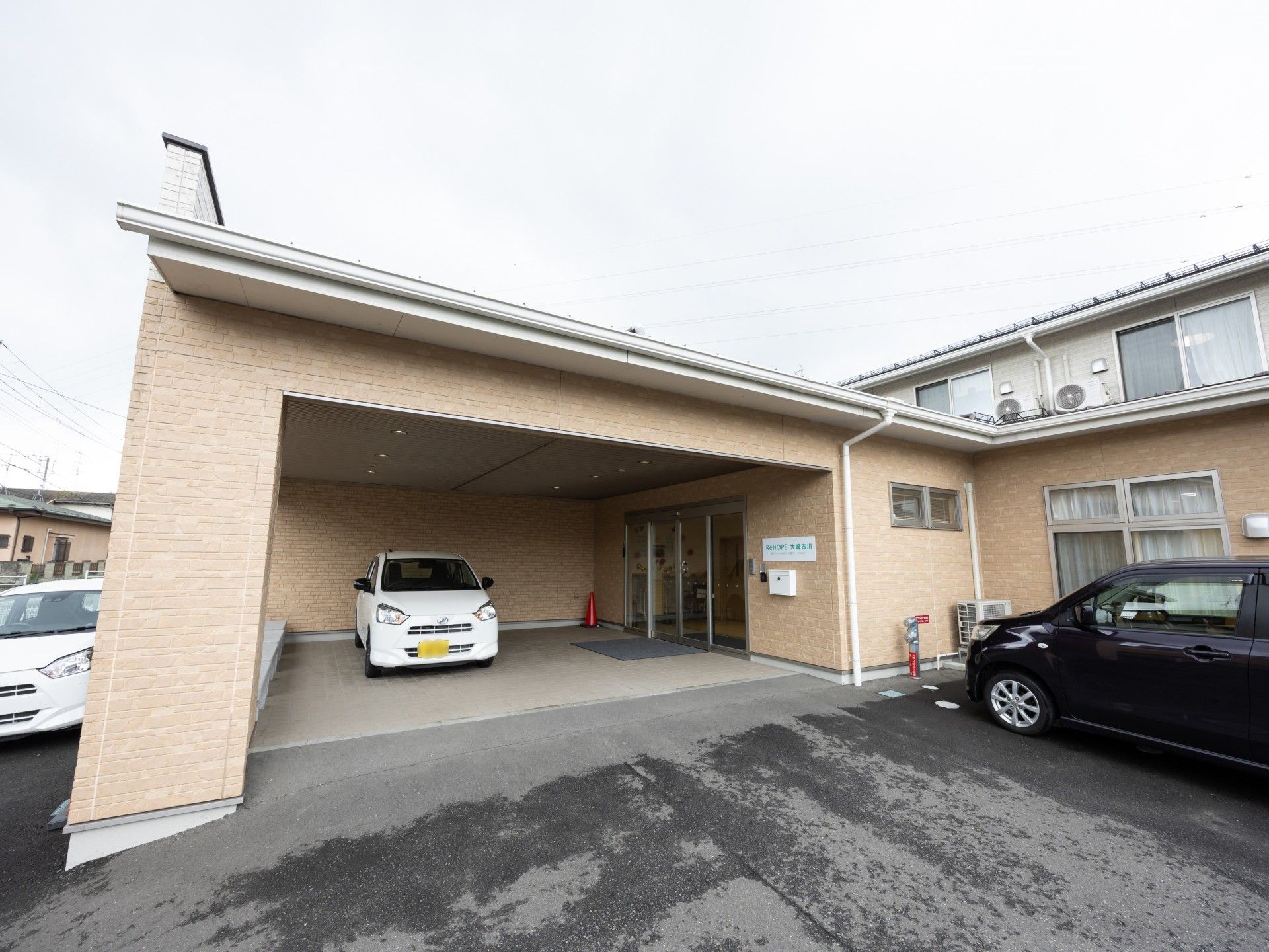車寄せのある建物外観
