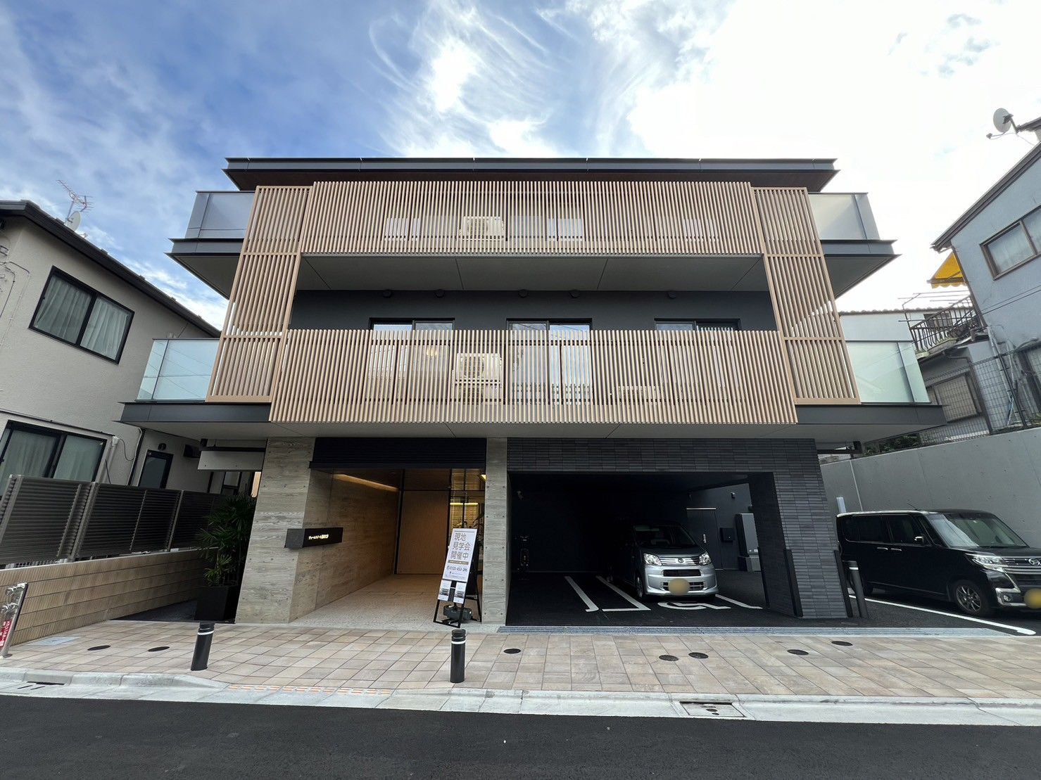 モダンな建物の外観