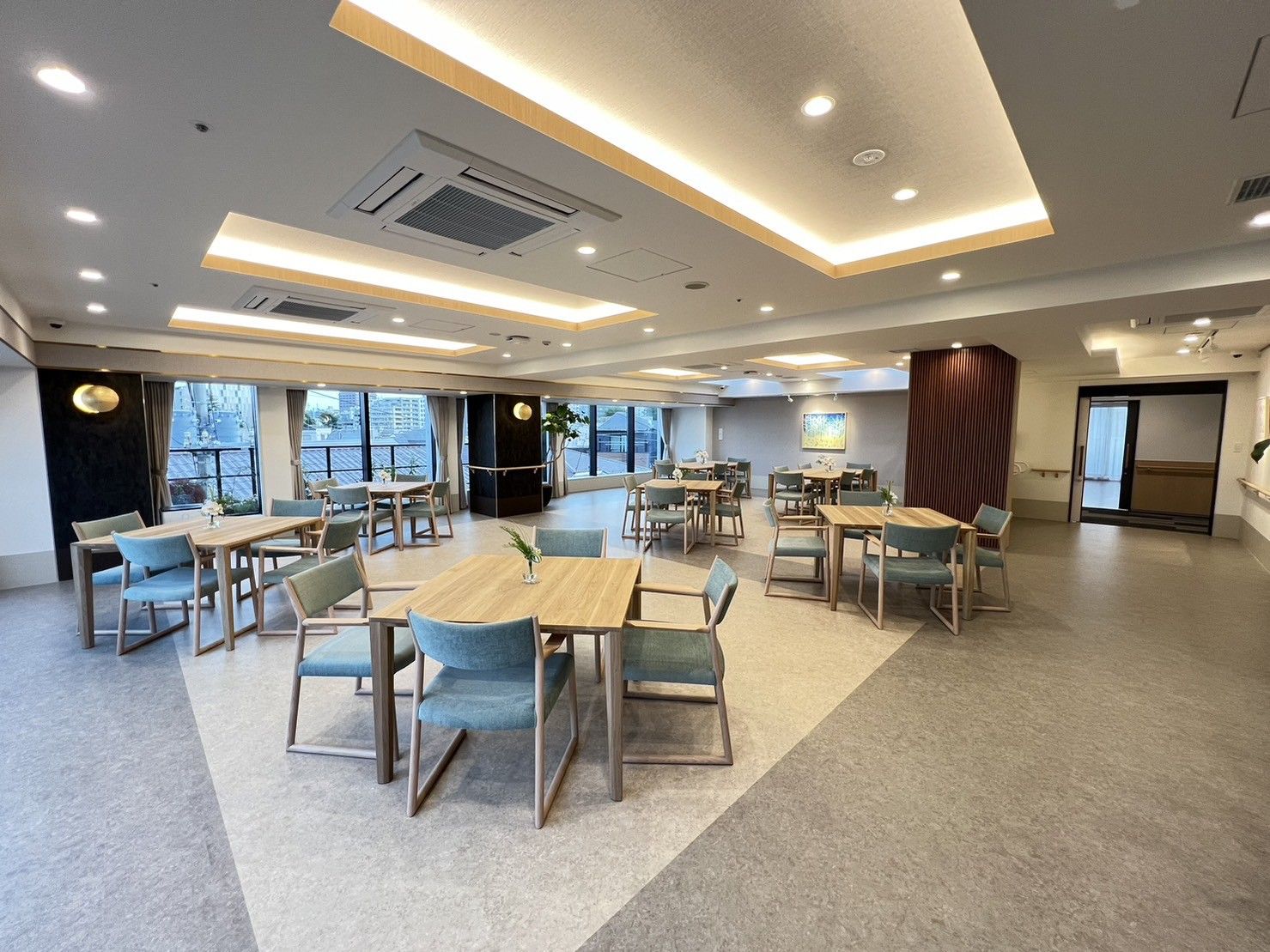 明るく広々とした食堂空間