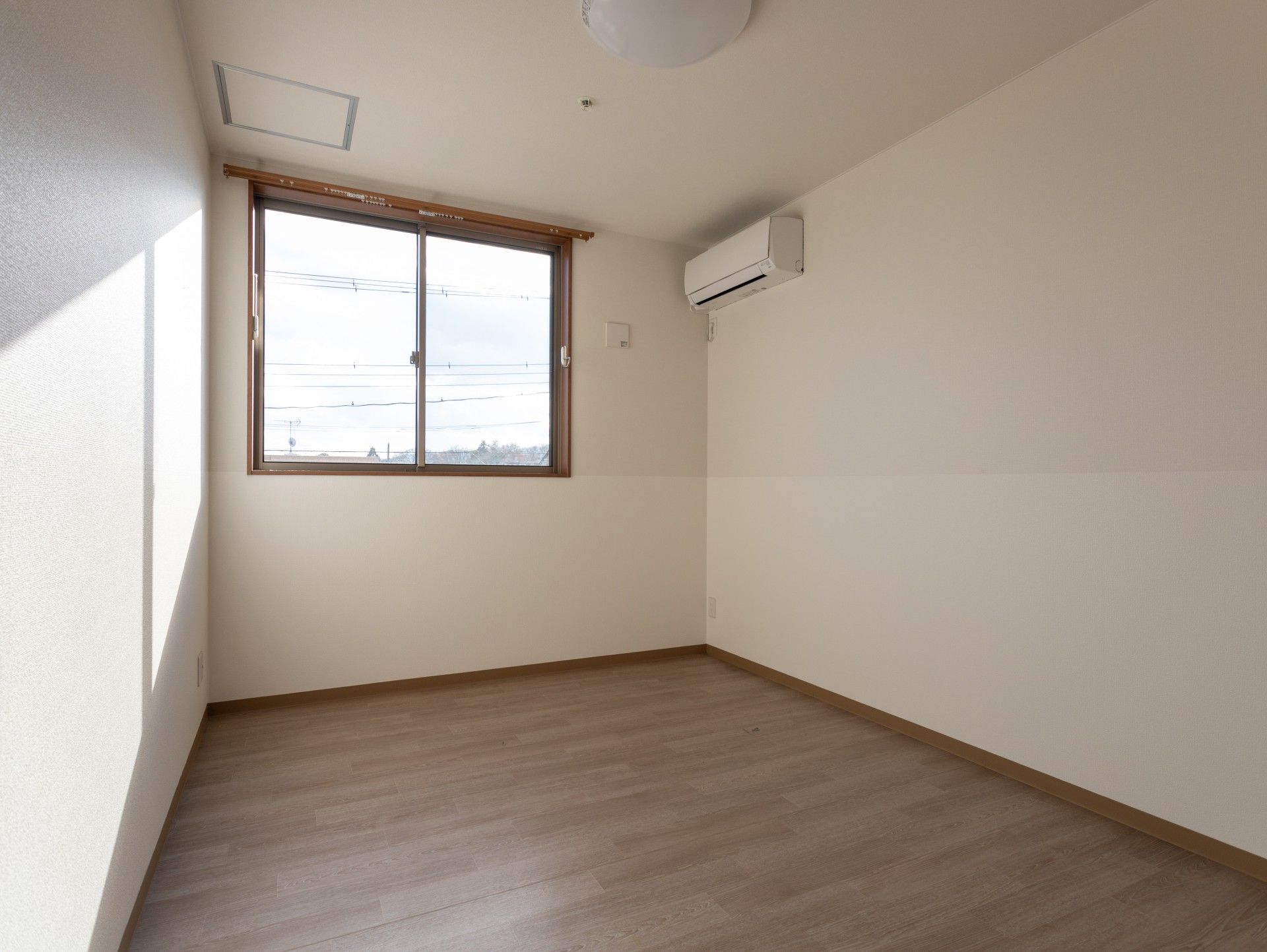日差しが差し込む部屋
