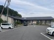 駐車場のある建物外観