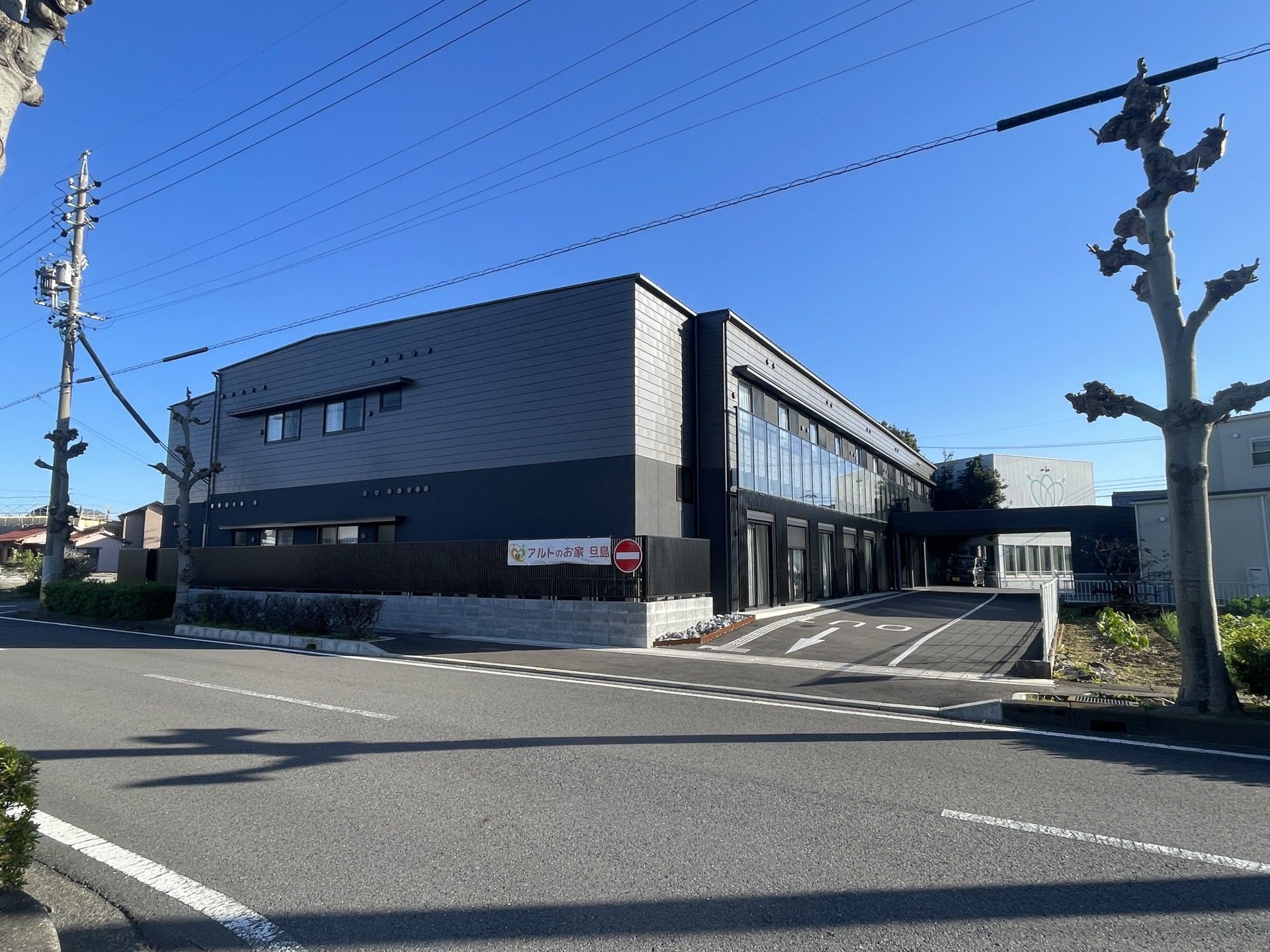 落ち着いた外観の建物