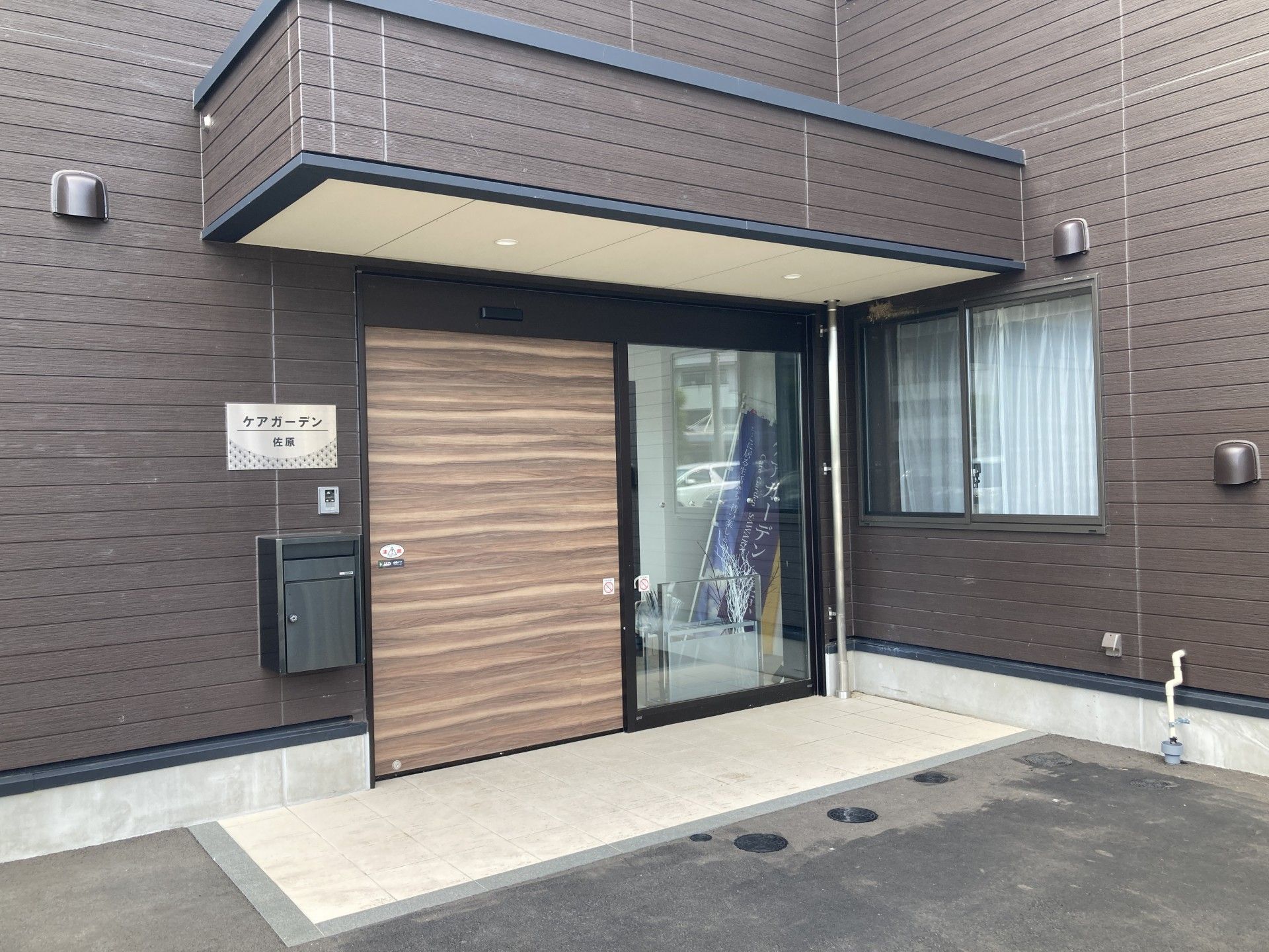 落ち着いた色合いの玄関