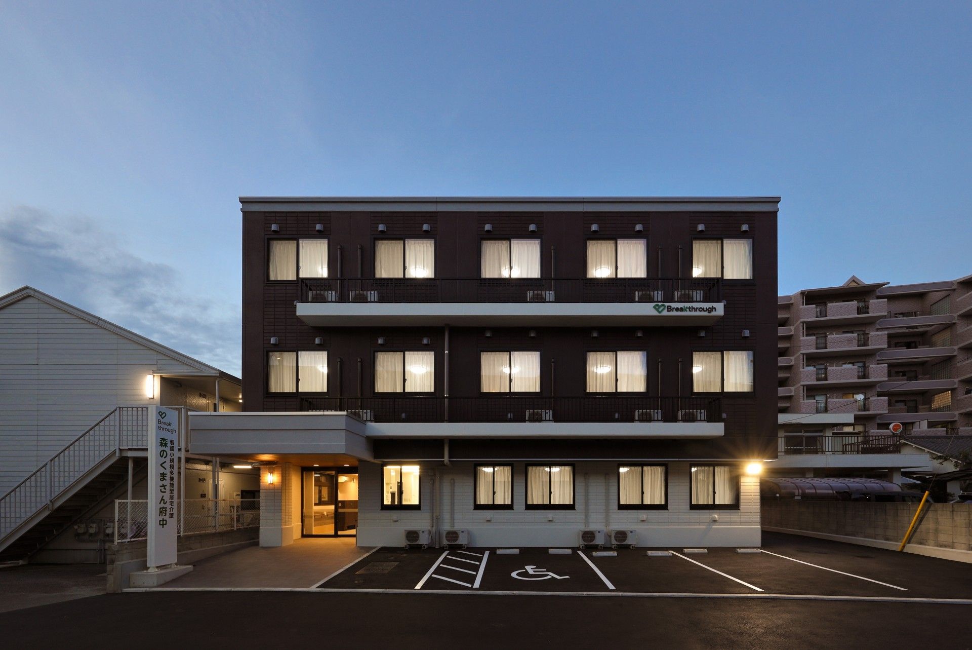 夕暮れ時の建物外観