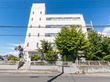 青空の下の建物外観