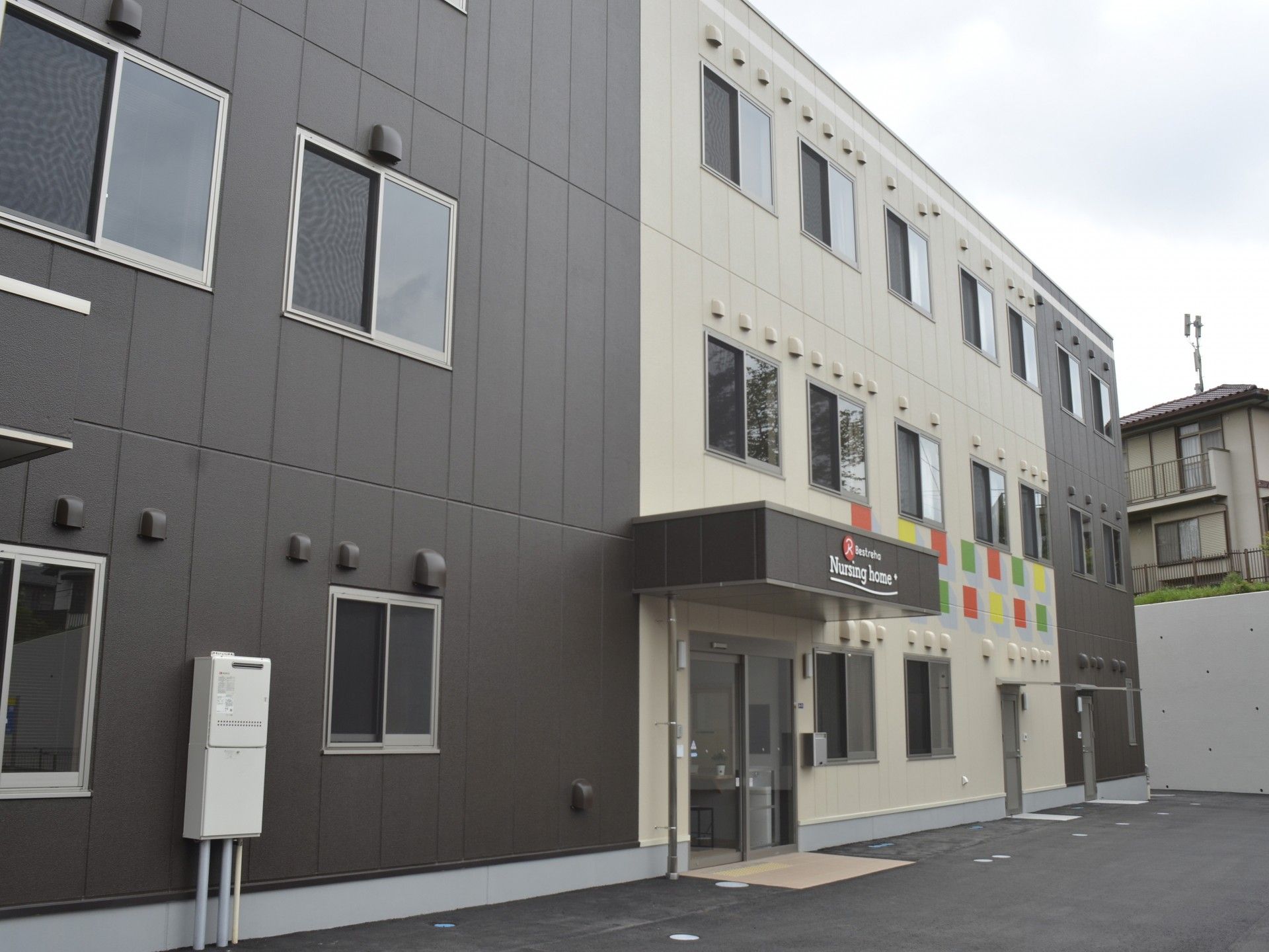 落ち着いた外観の建物