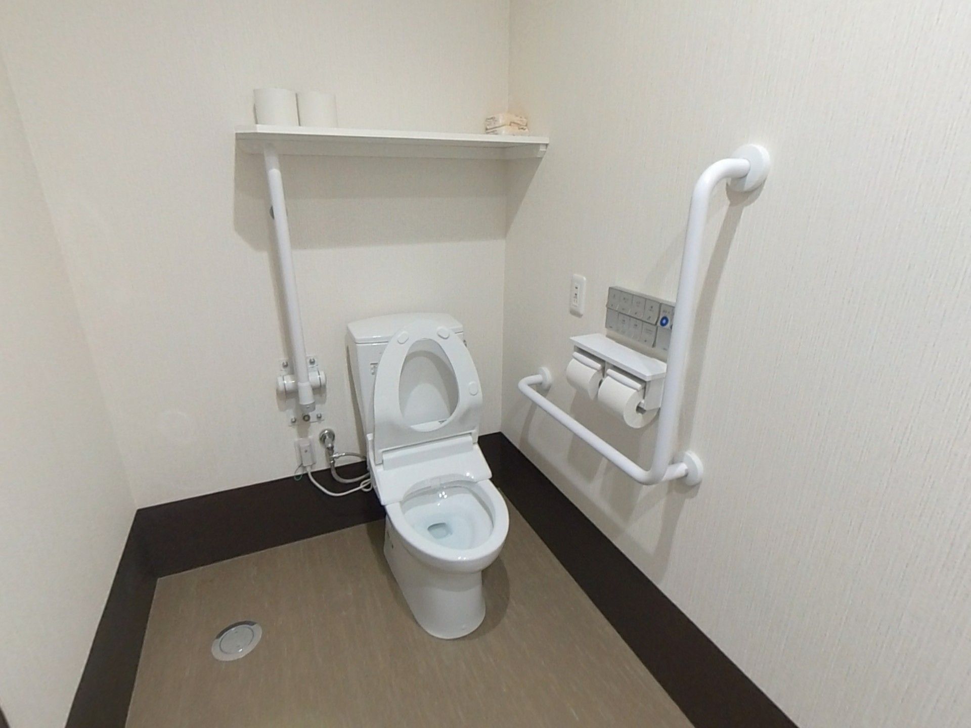 手すり付きのトイレ
