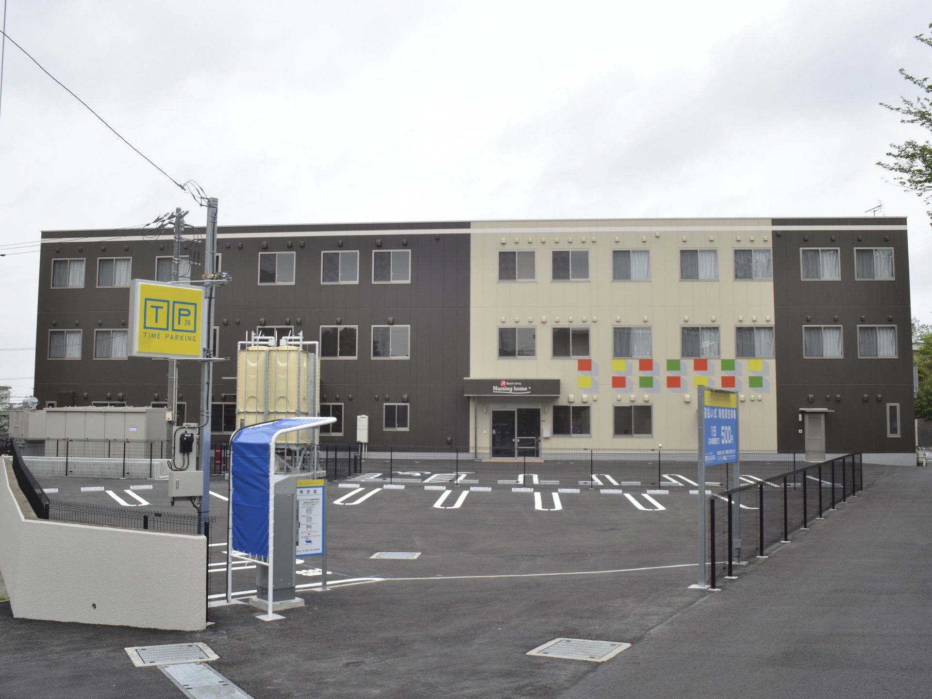 駐車場のある建物外観