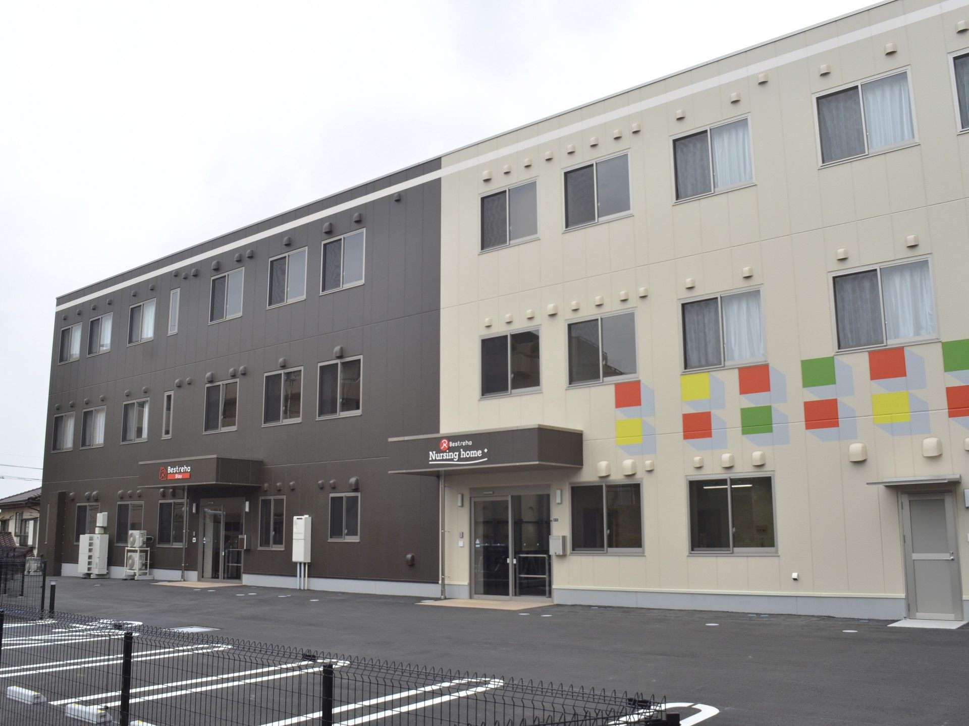 カラフルな外壁の建物
