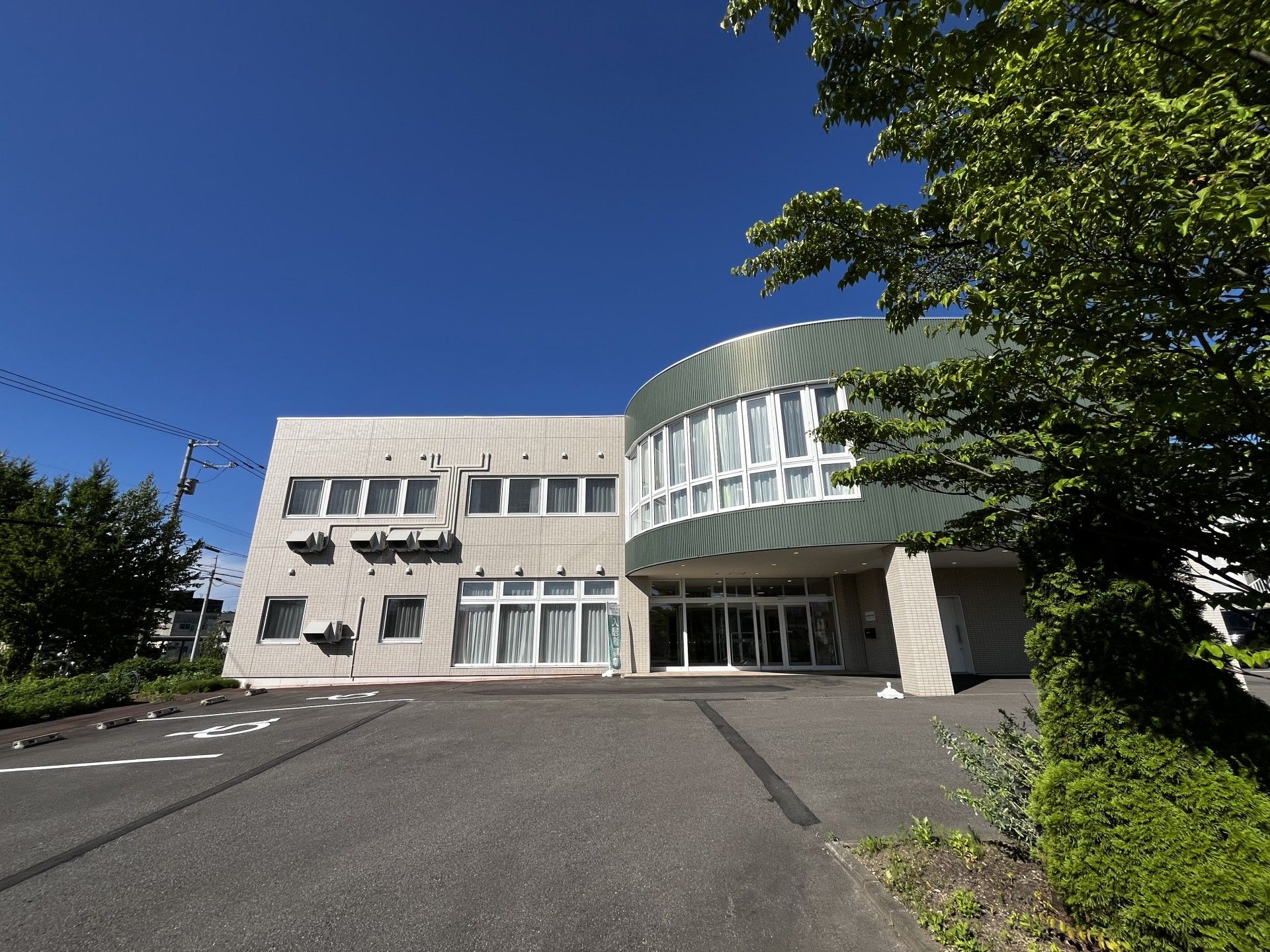 青空の下の建物外観