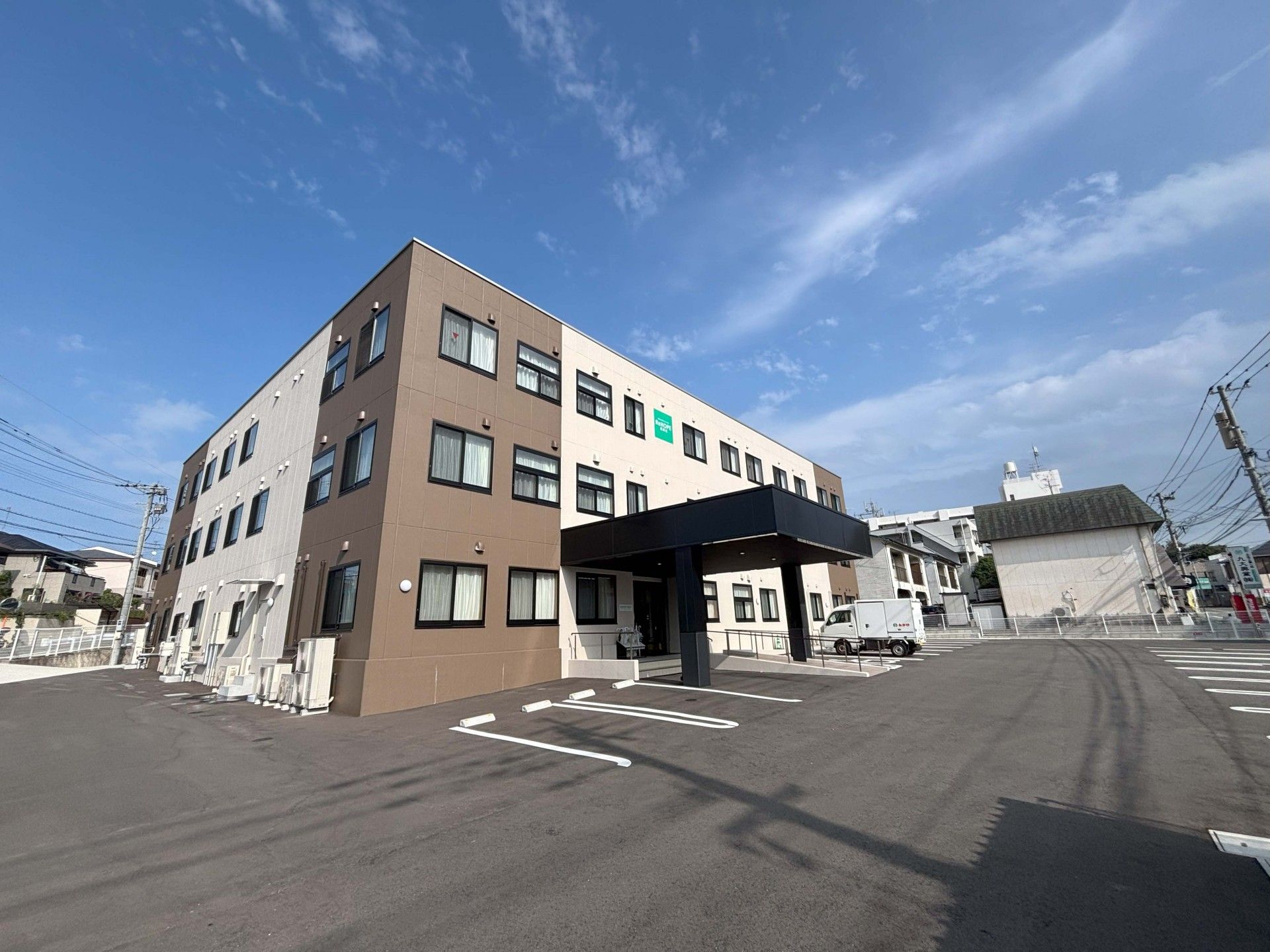 広い駐車場のある建物