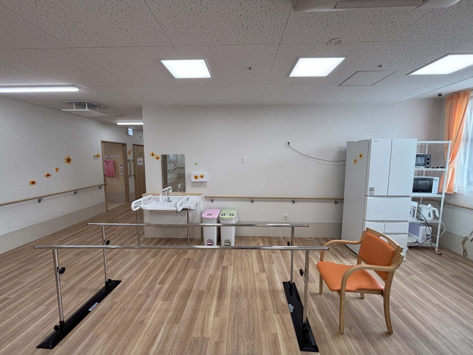 手すり付きの広い部屋