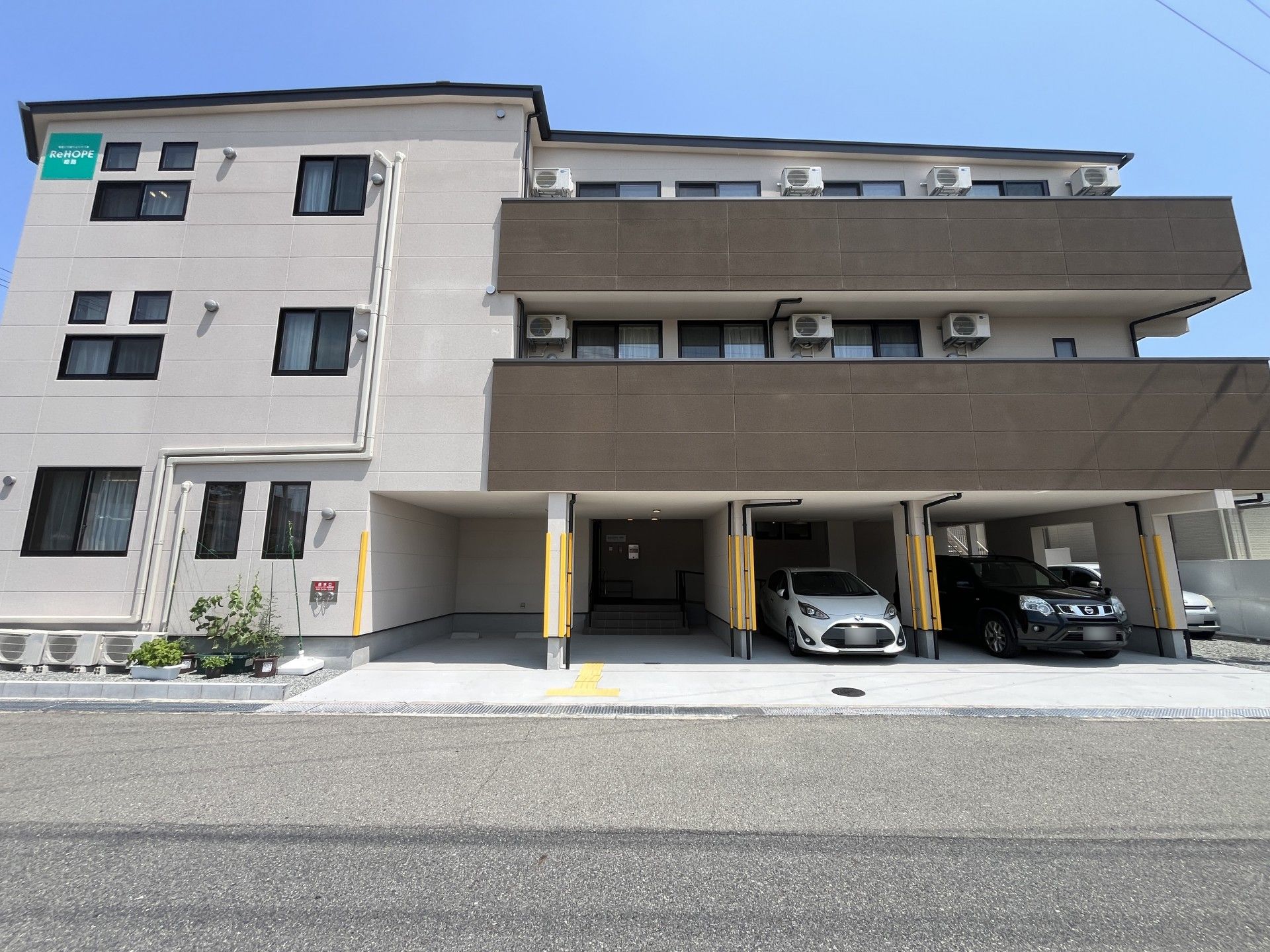 駐車場付きの建物外観