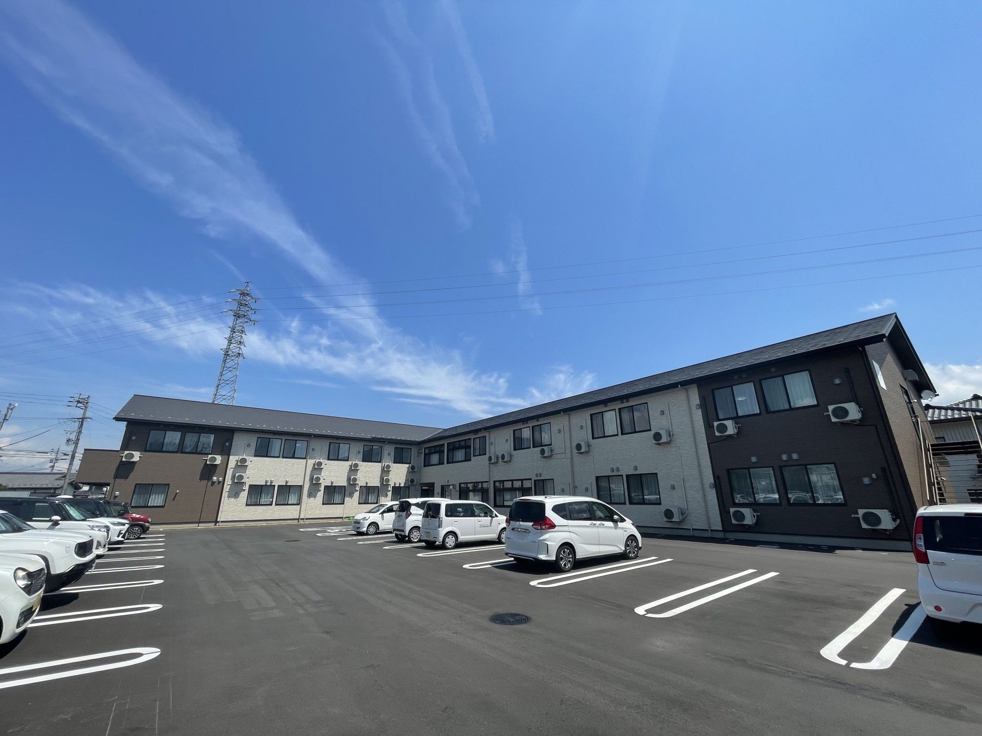広い駐車場の建物外観