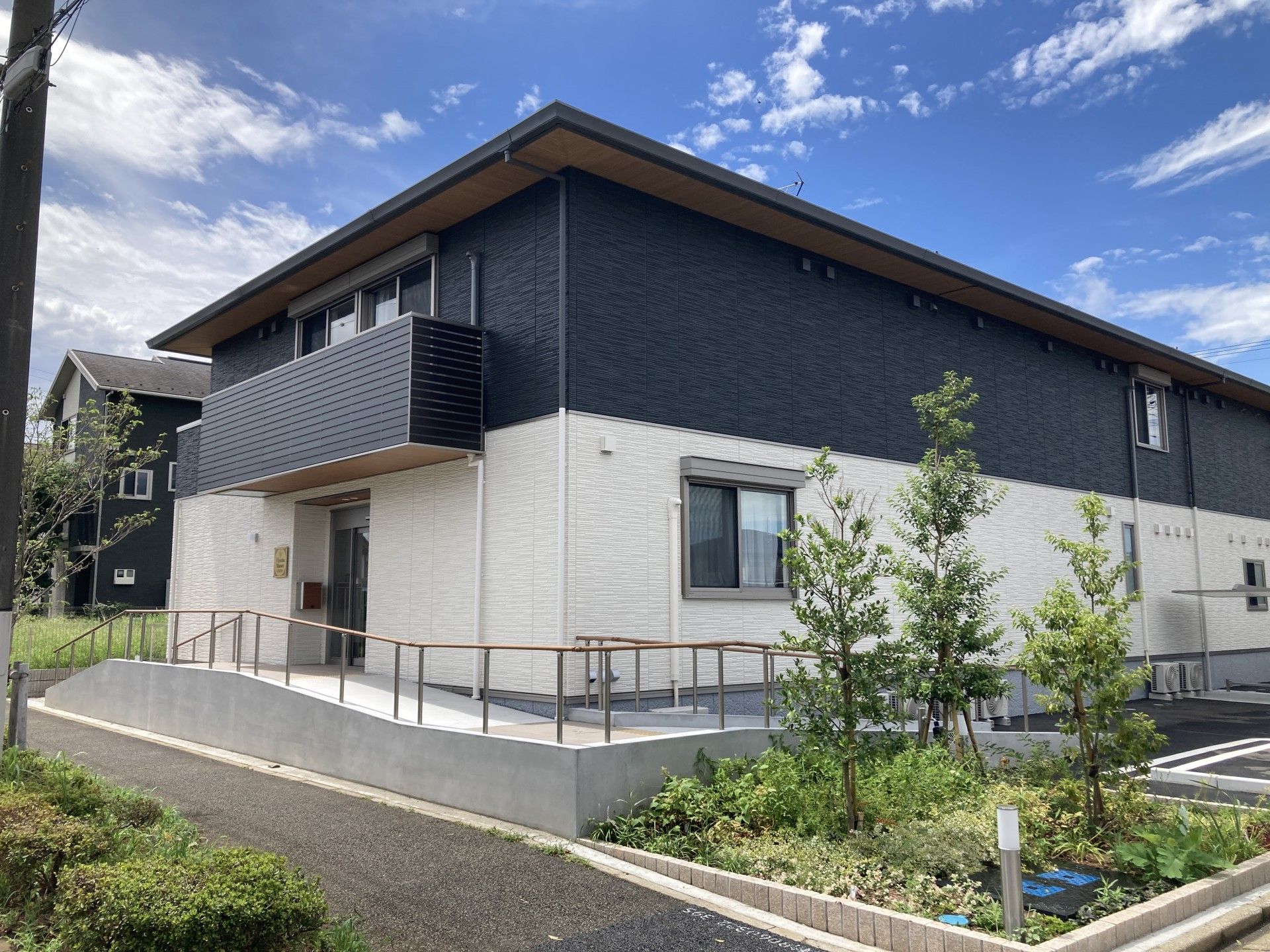 緑豊かな建物の外観