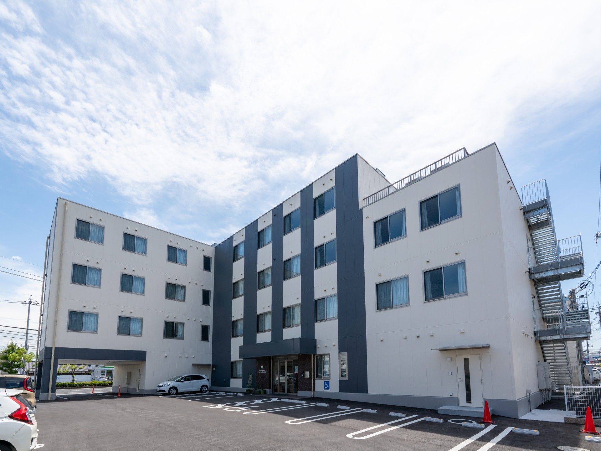 広い駐車場のある建物