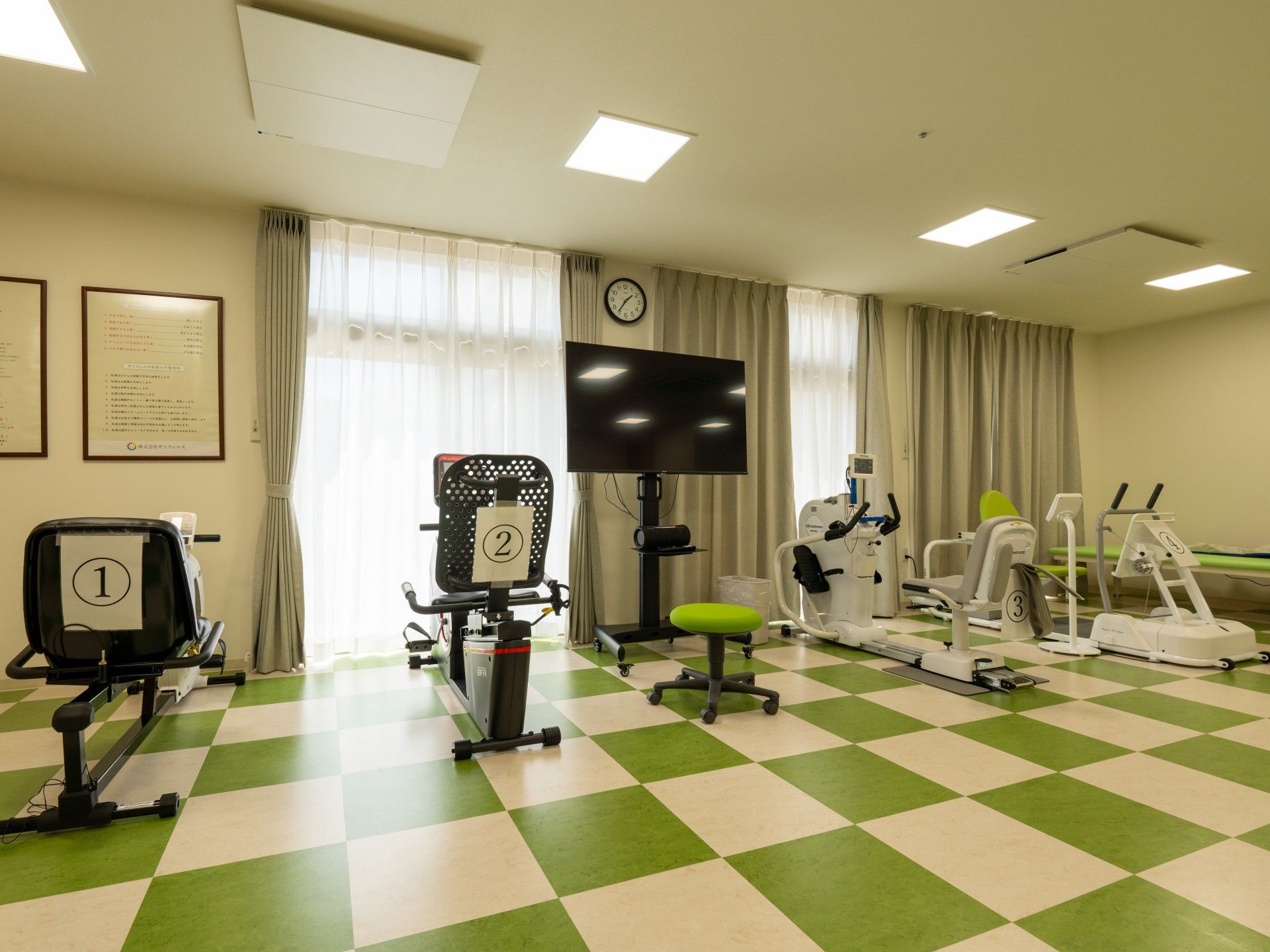 運動器具が並ぶ部屋