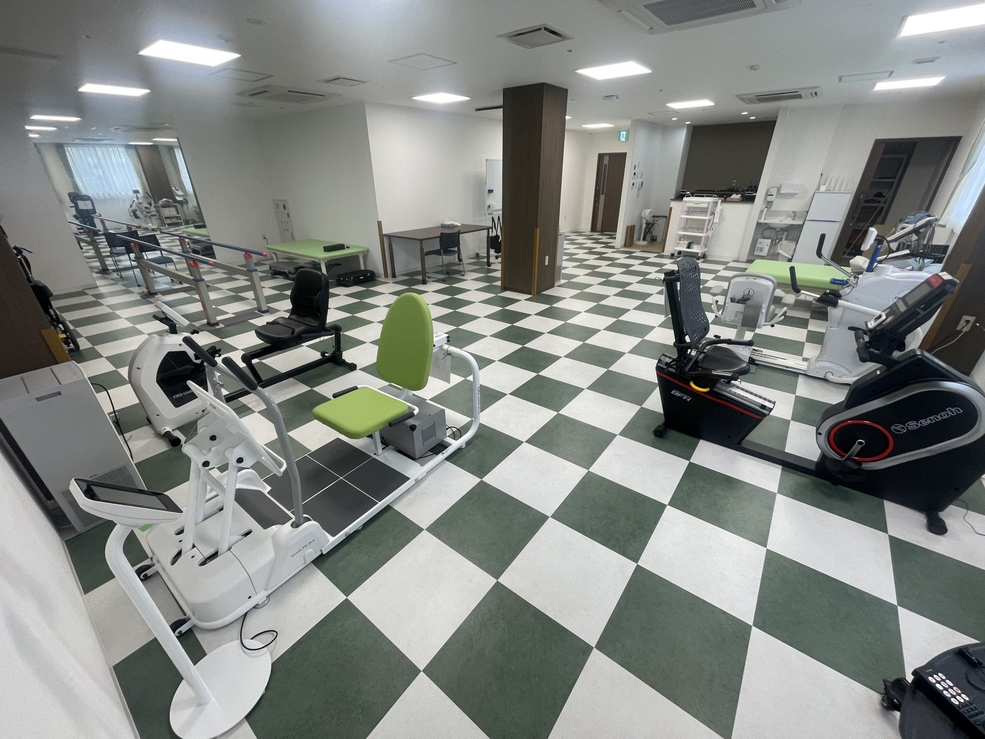 運動器具が並ぶ部屋