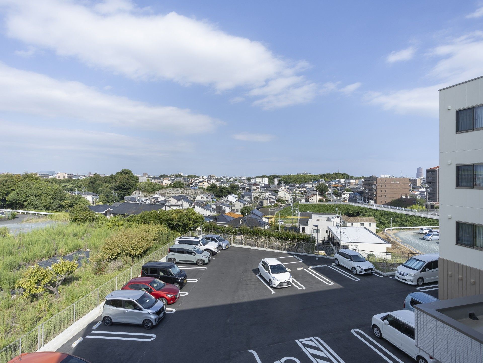 広い駐車場と周辺の景色