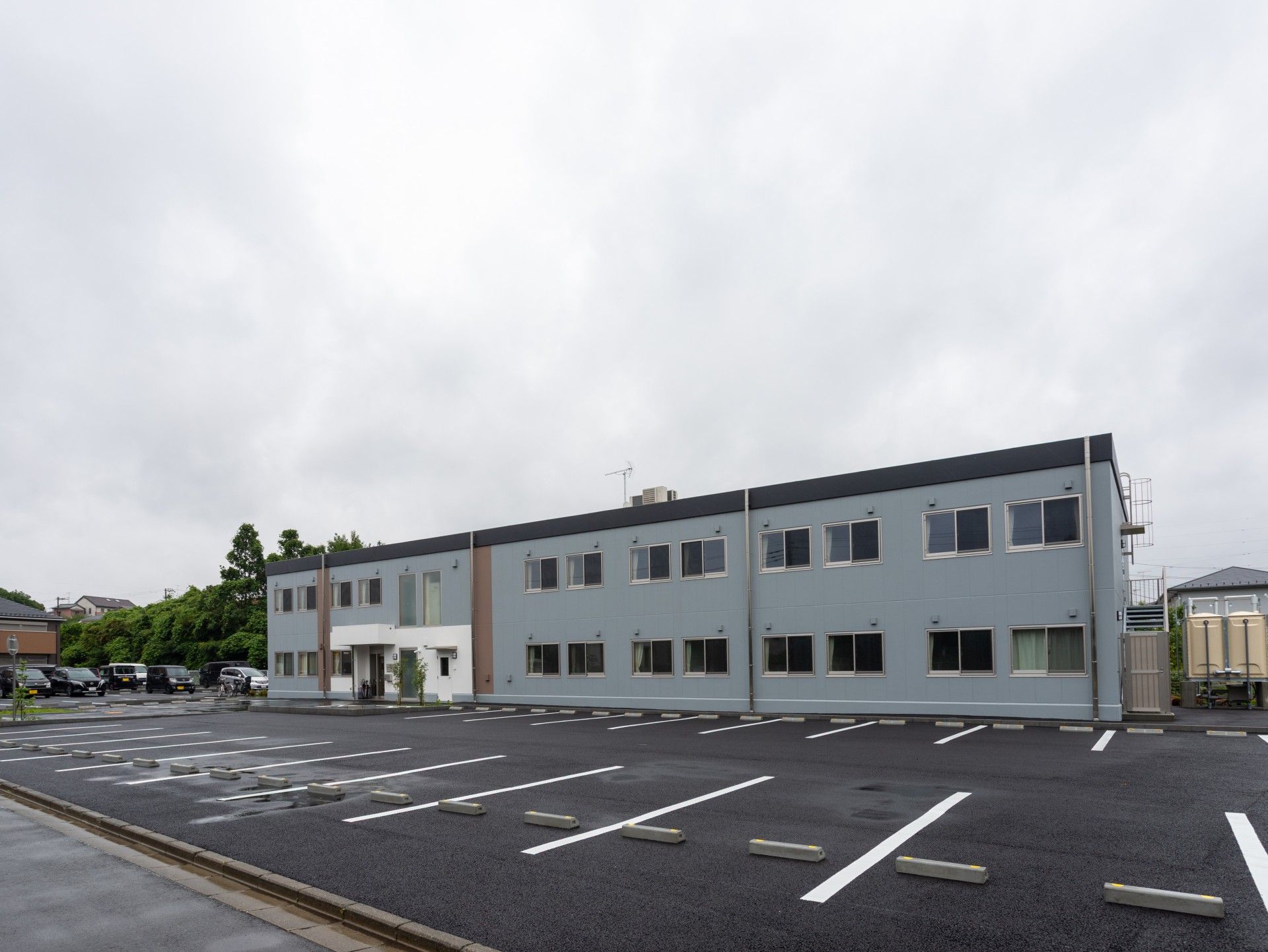 広い駐車場の建物