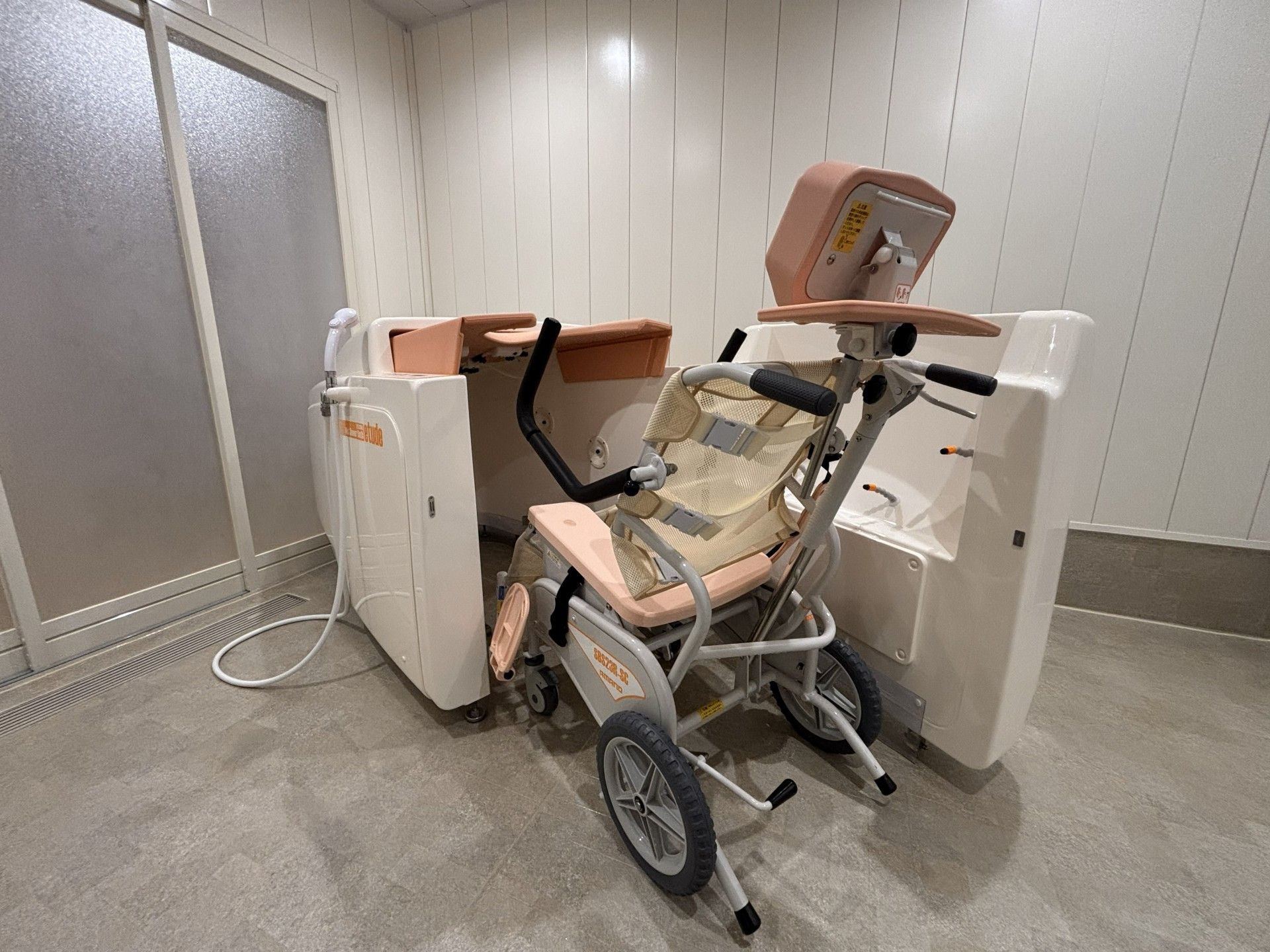 入浴用車椅子と浴槽