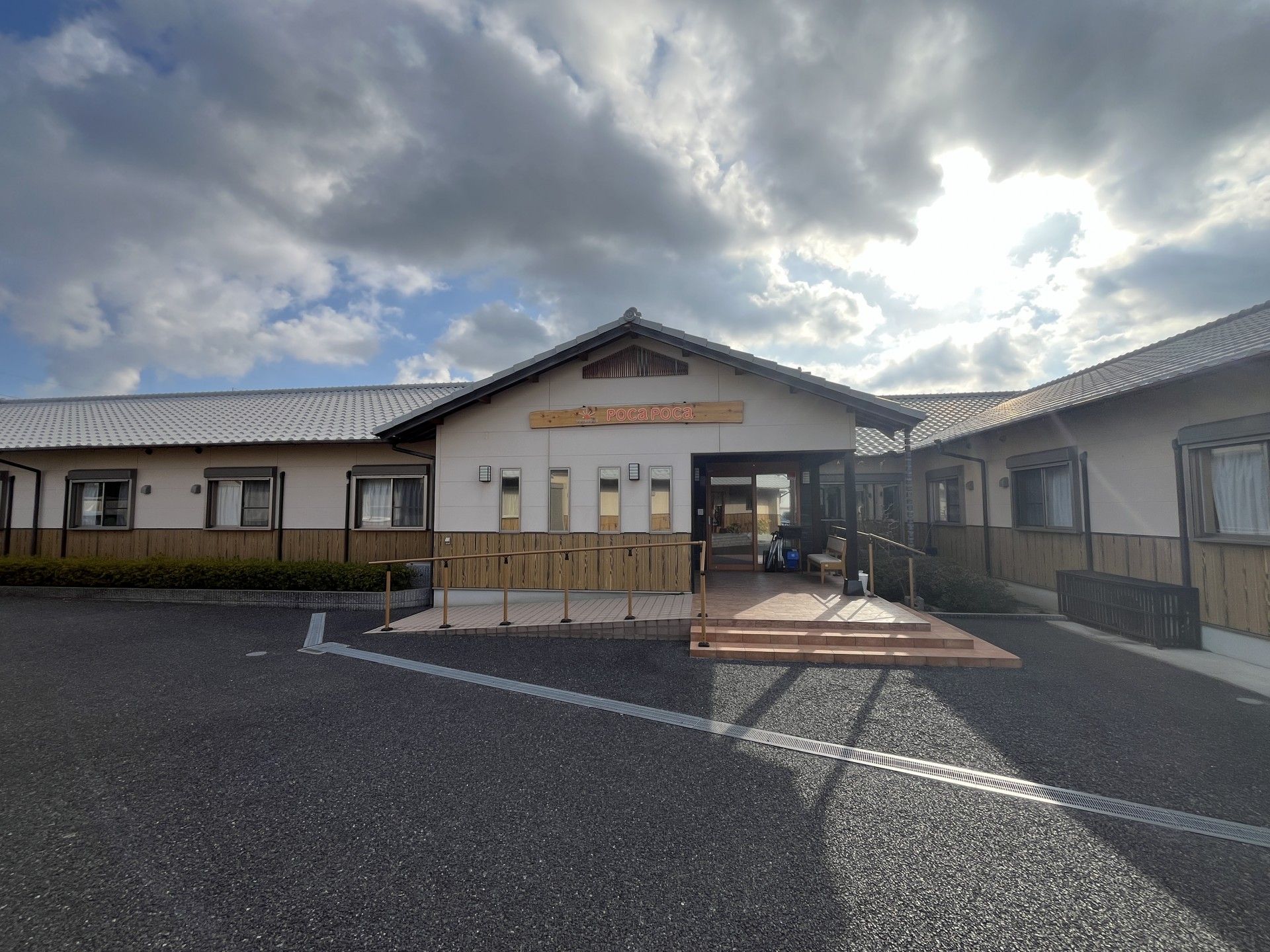 広いエントランスの建物