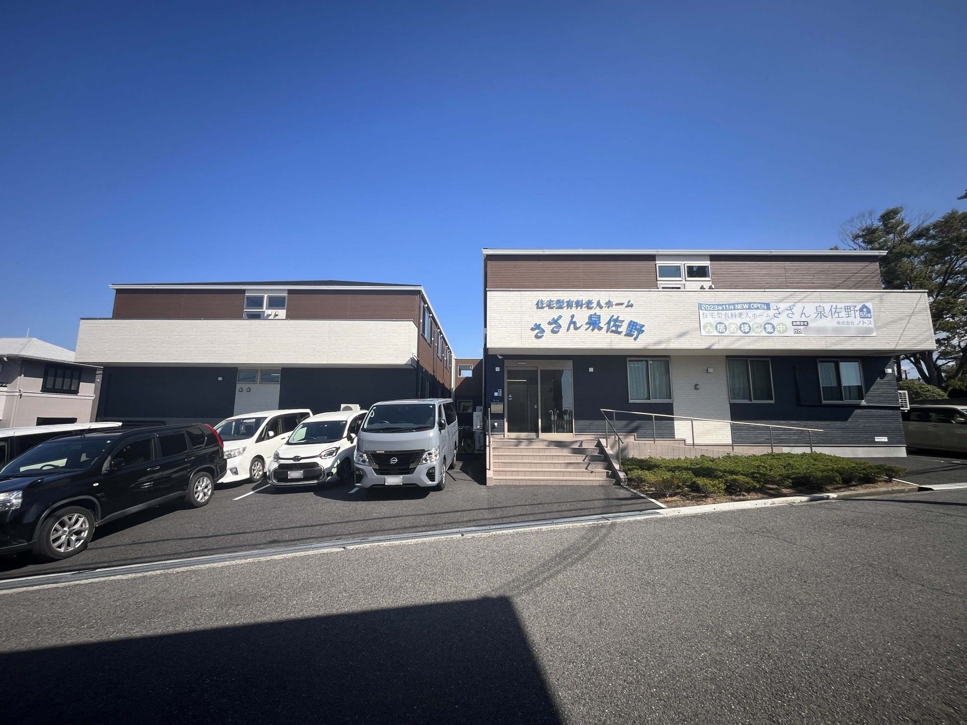 駐車場のある建物外観