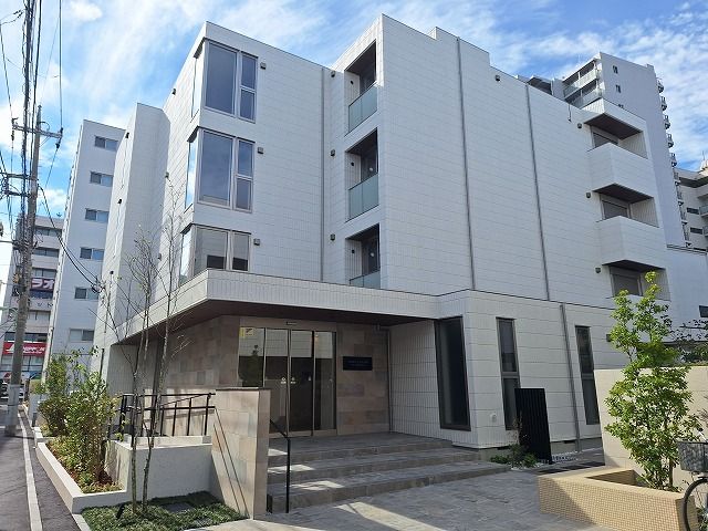 落ち着いた外観の建物
