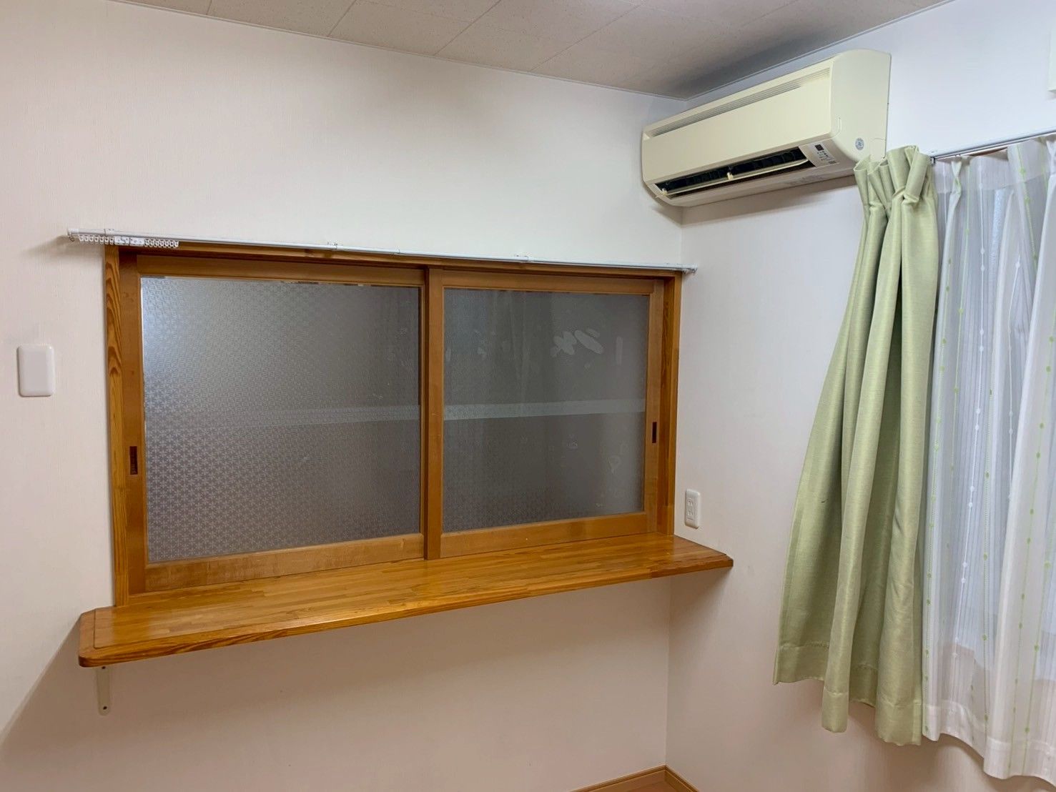 木製の窓とエアコンの部屋