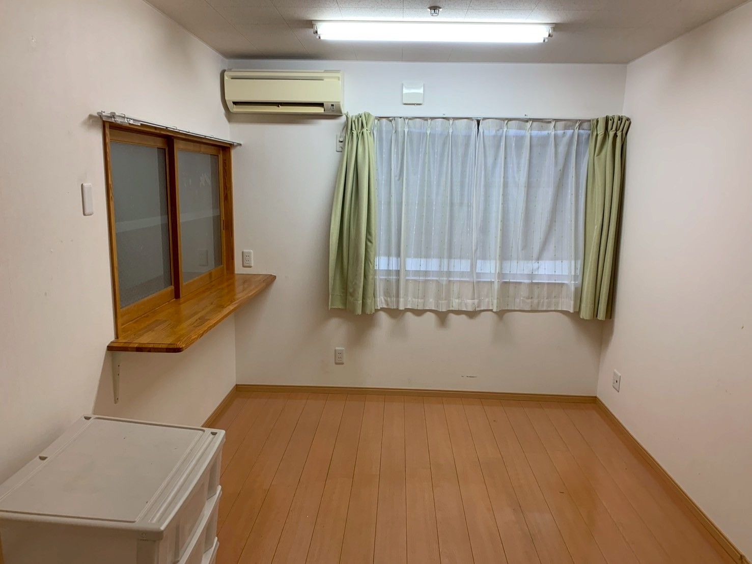 窓際の明るい部屋