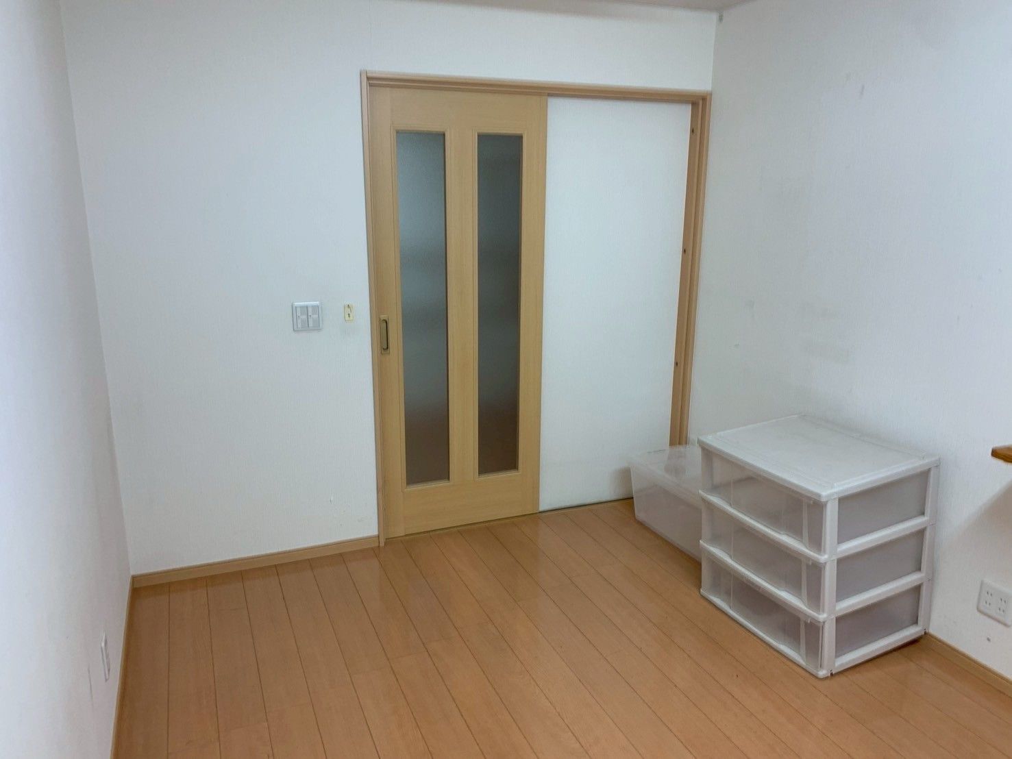 シンプルな部屋の一角
