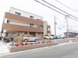 駐車場のある建物外観