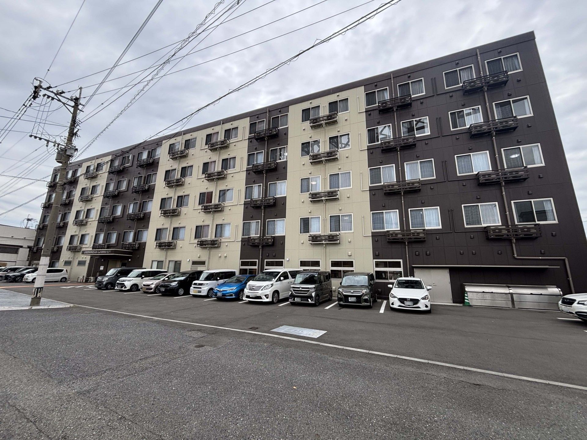 駐車場のある建物外観