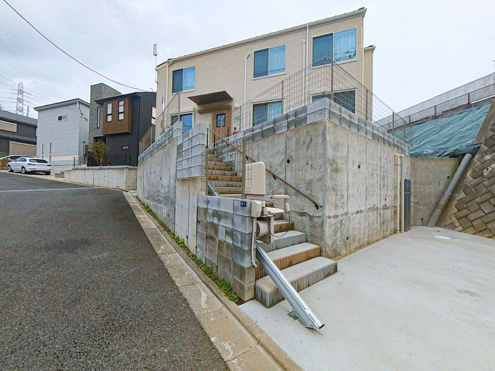 階段のある建物の外観