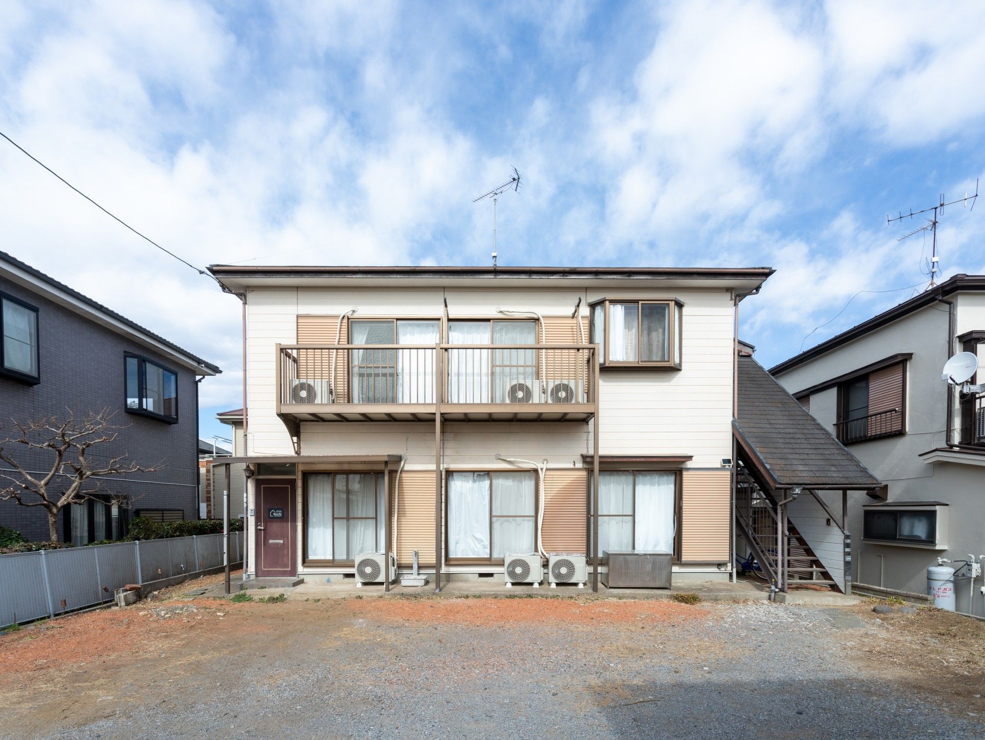 二階建ての建物外観