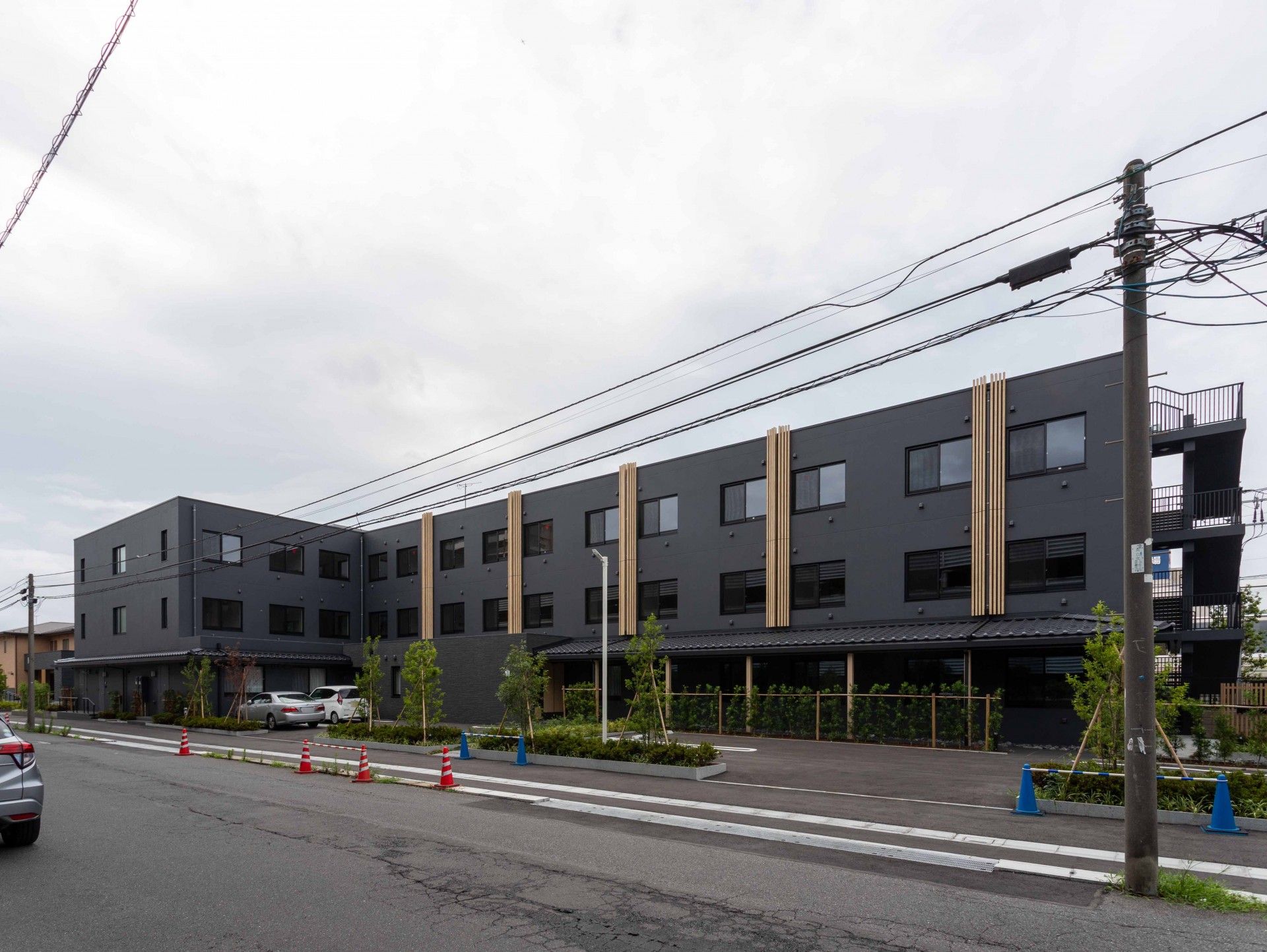 落ち着いた外観の建物