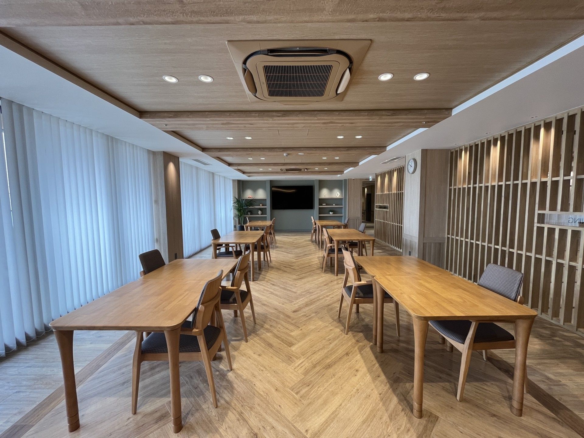 落ち着いた雰囲気の食堂