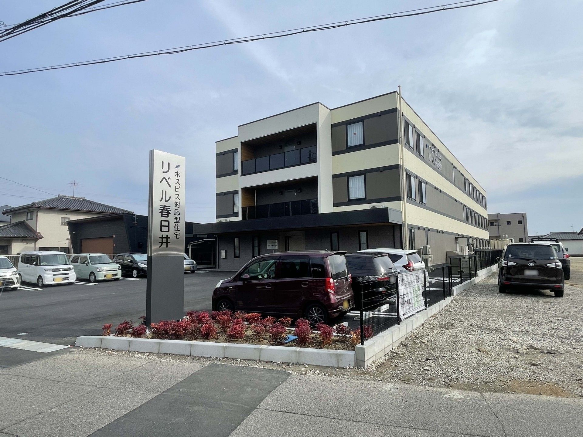 駐車場と建物の外観