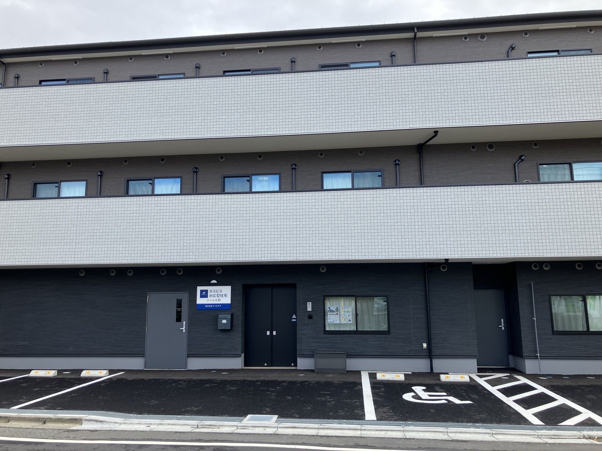 駐車場付きの建物外観