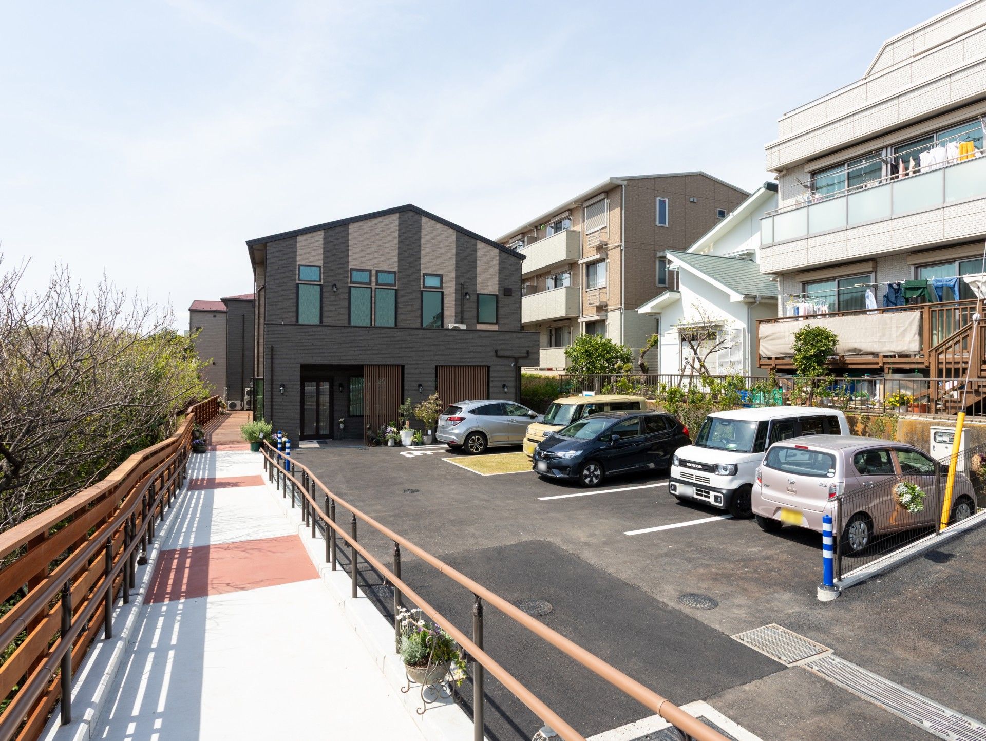 駐車場と建物の外観