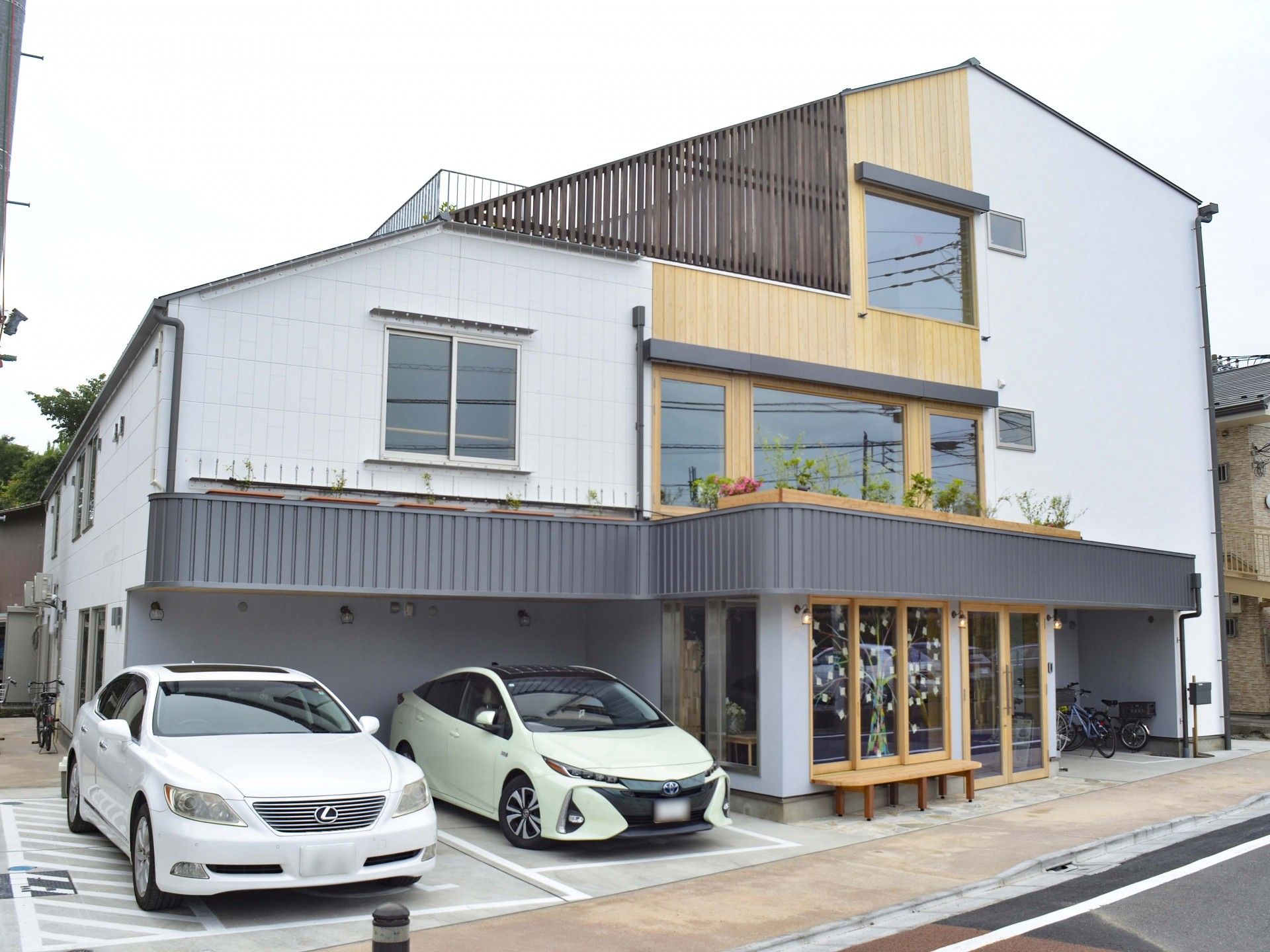 駐車場のある建物外観