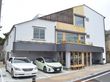 駐車場のある建物外観