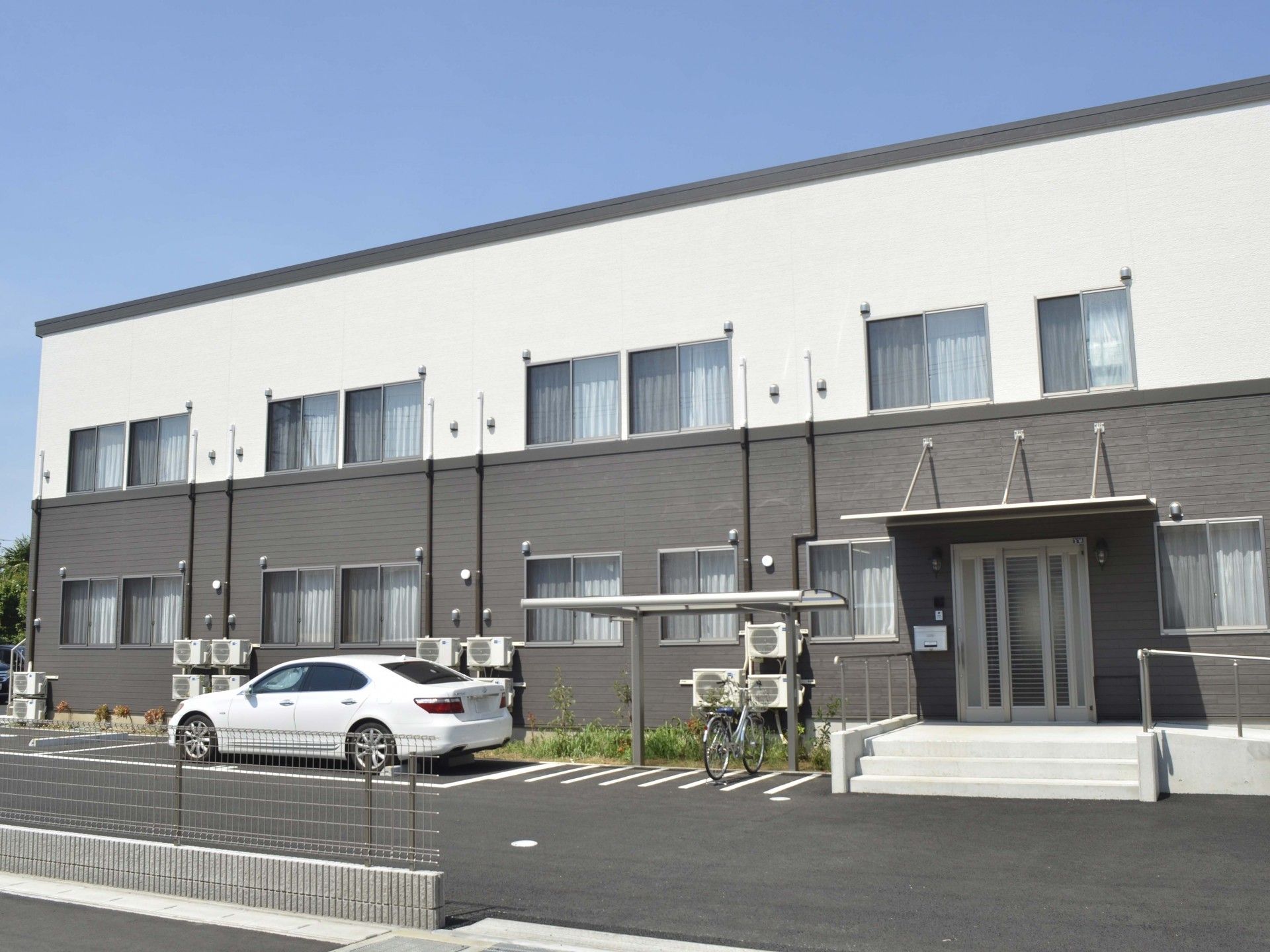 駐車場のある建物外観