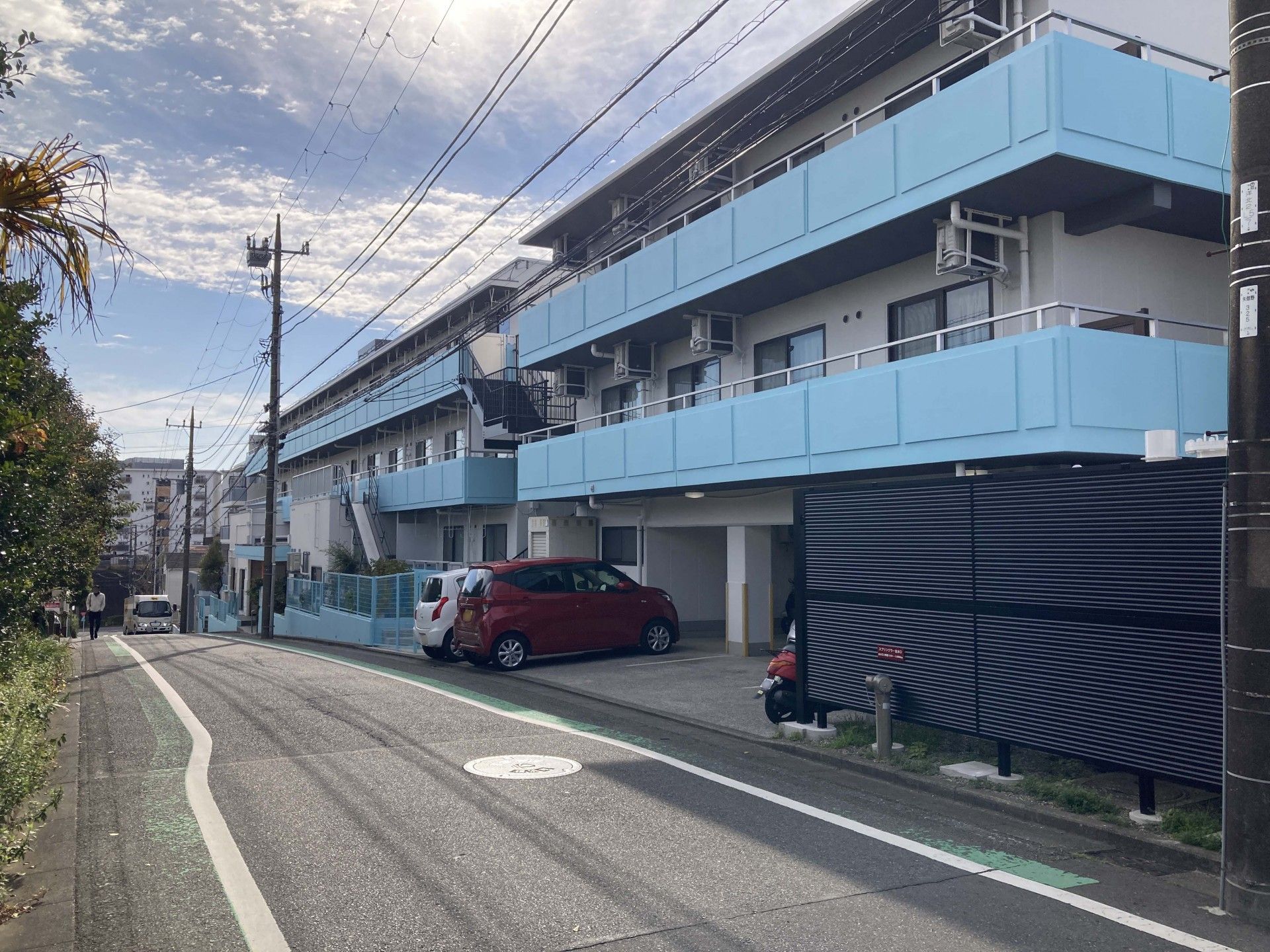 青い外観の建物