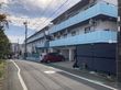 青い外観の建物