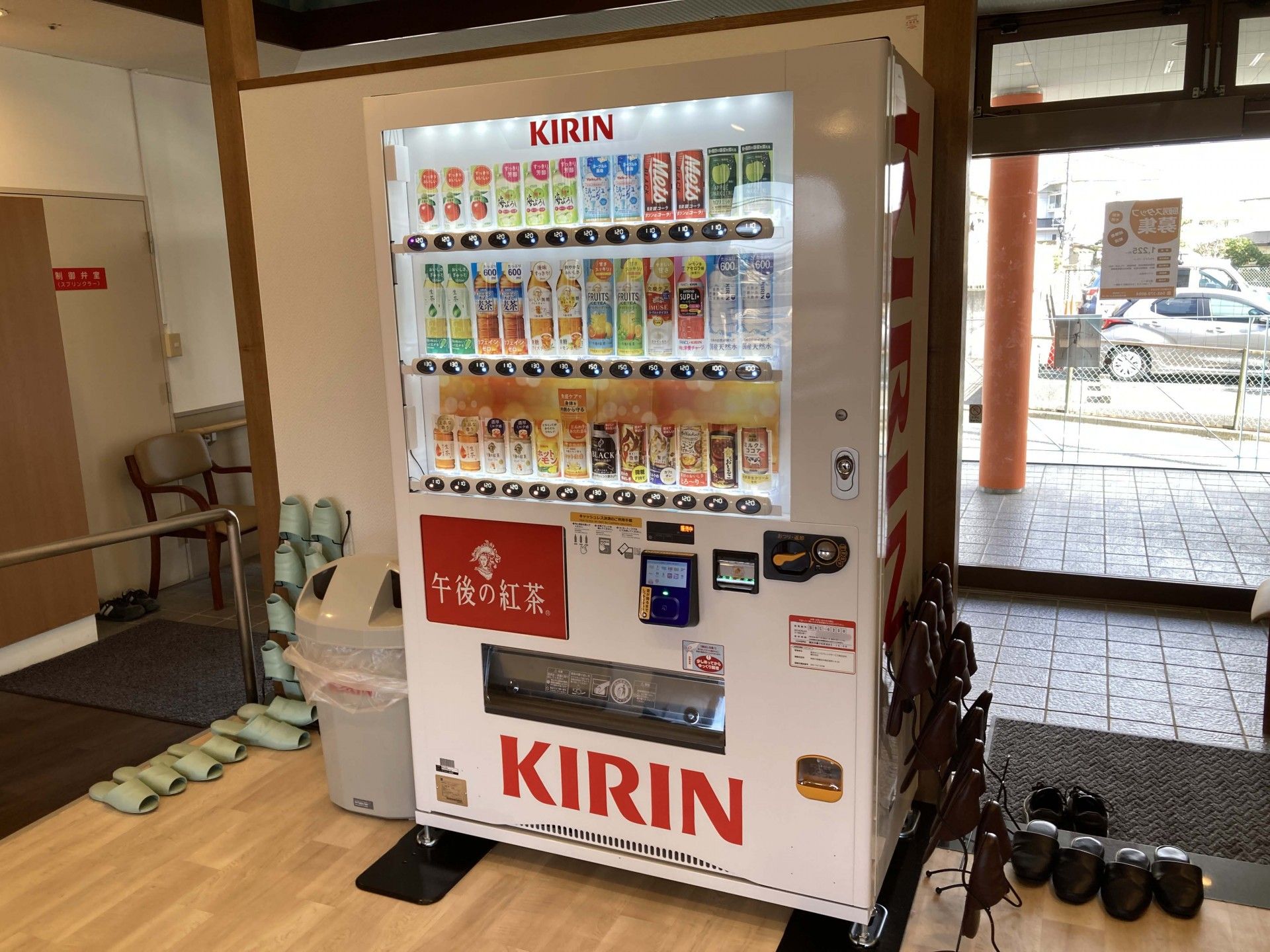 飲み物が並ぶ自動販売機