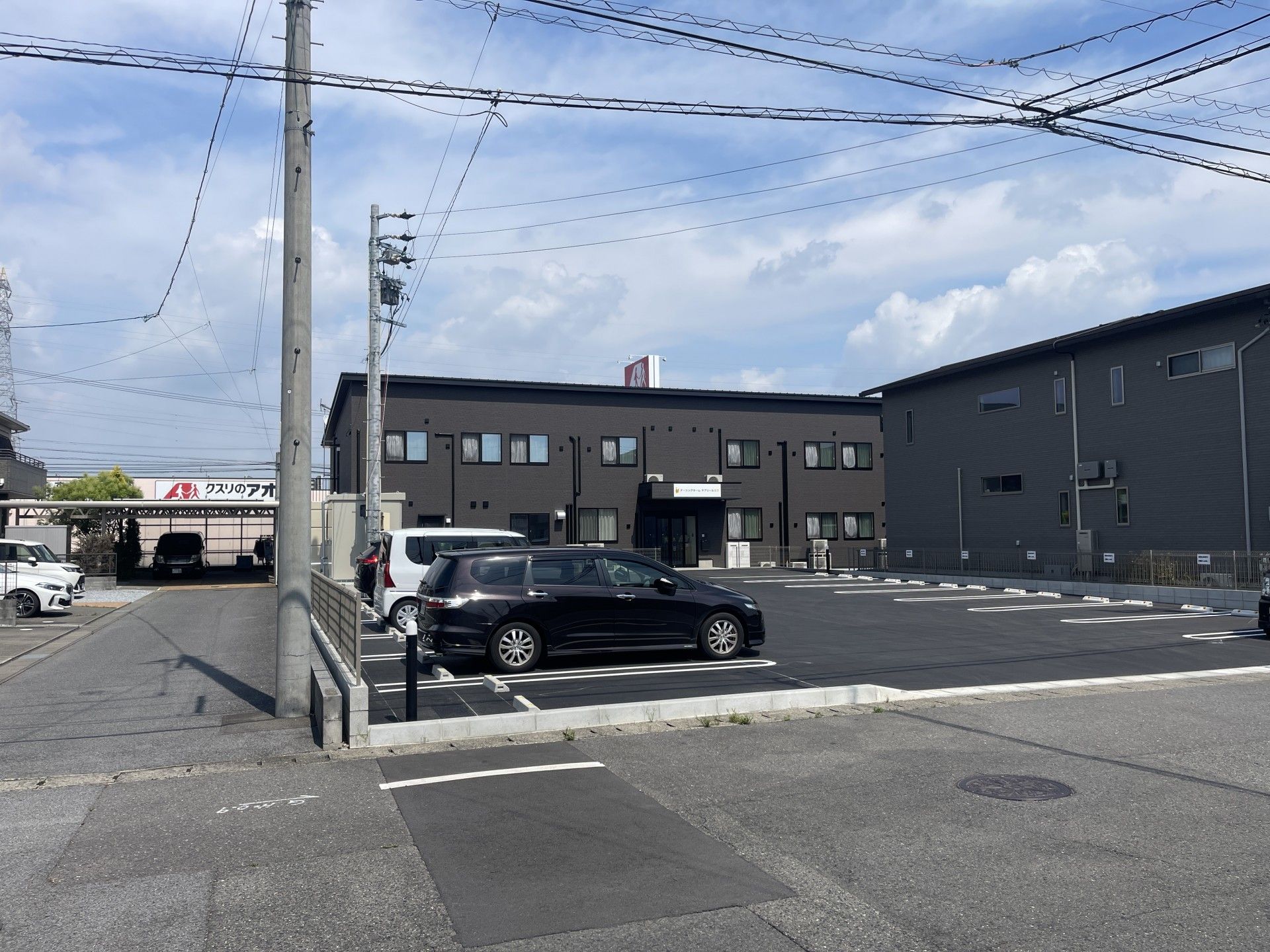 駐車場と建物の外観
