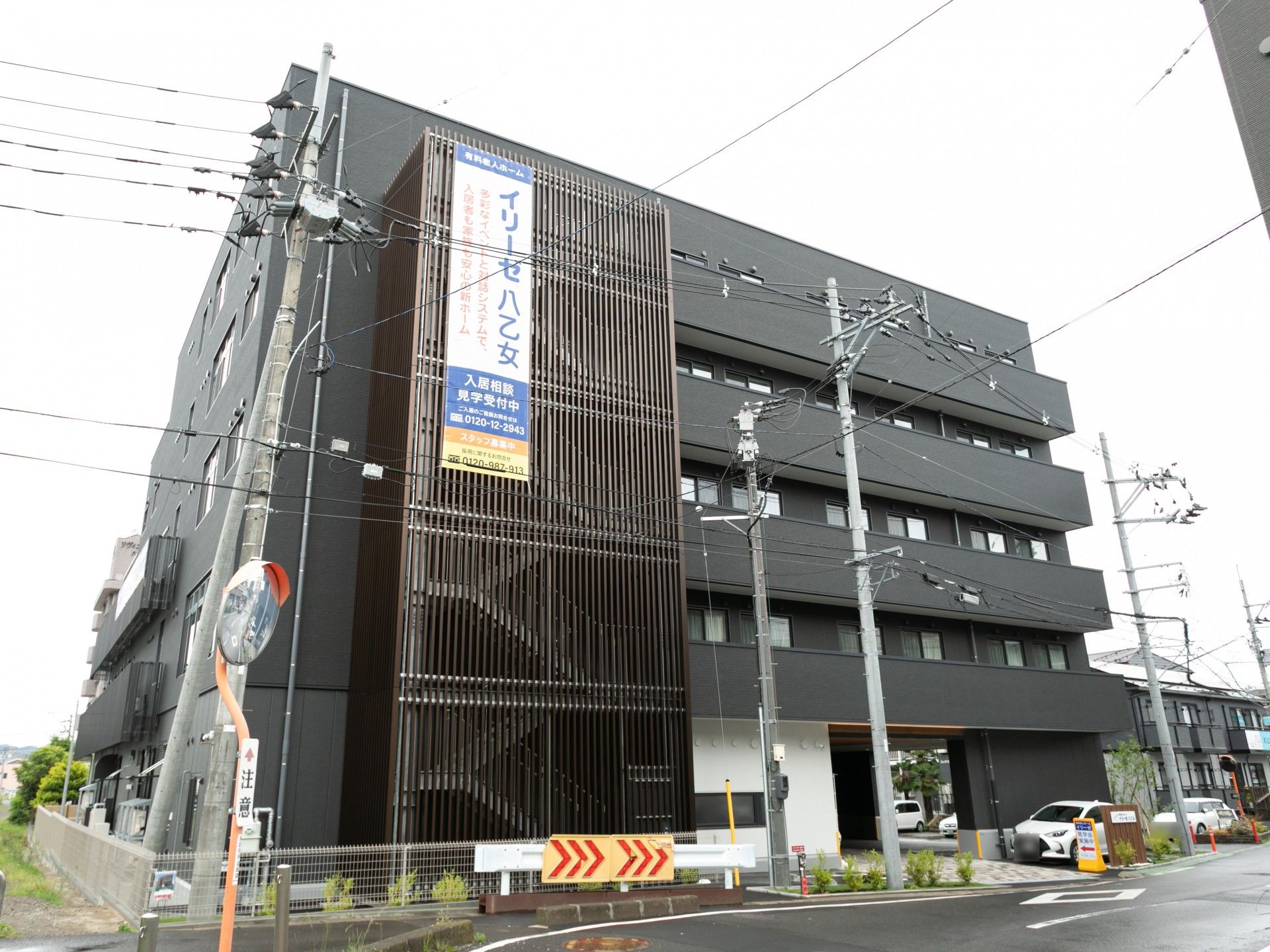 落ち着いた外観の建物
